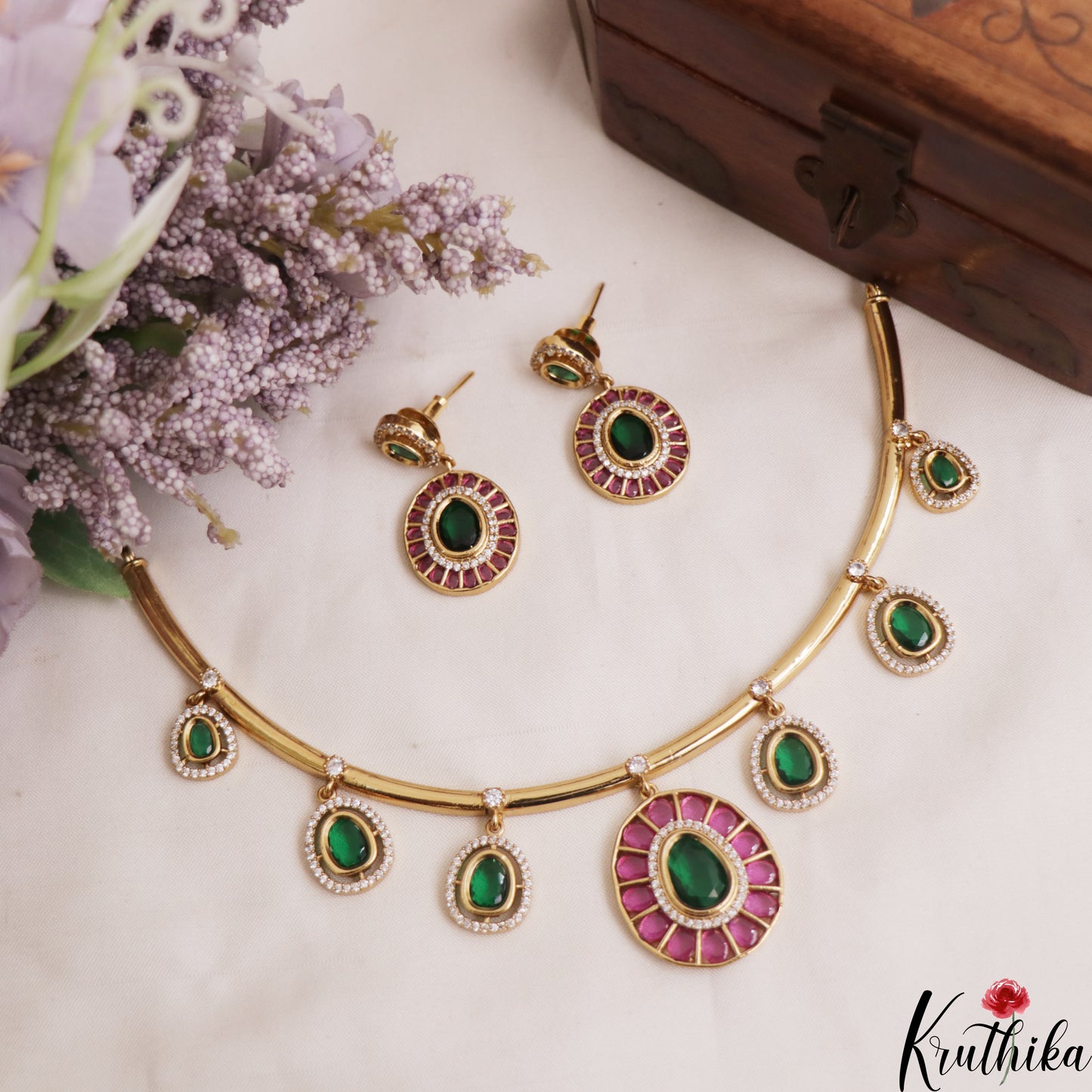 Pretty Geometric Motifs Gold-Tone Hasli Jadau Choker NC2938