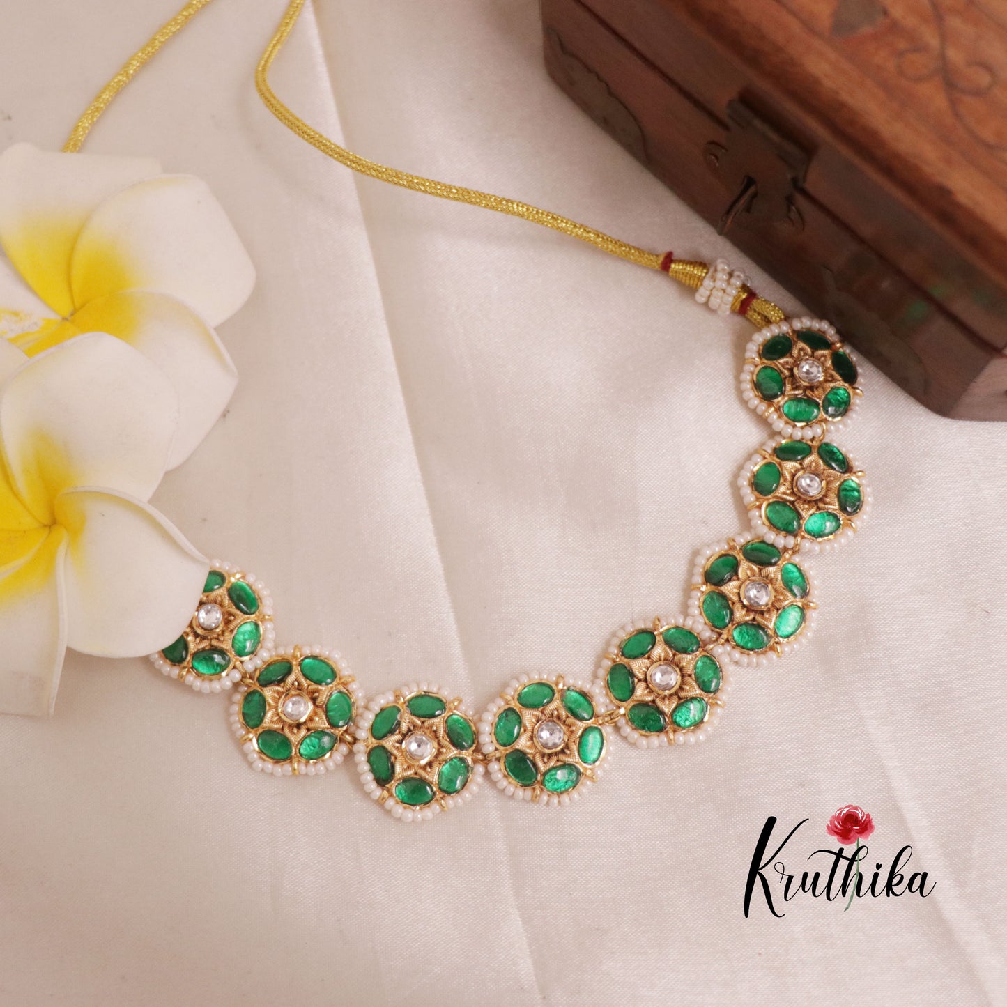 Elegant emerald Jadau Flower choker set
NC1947