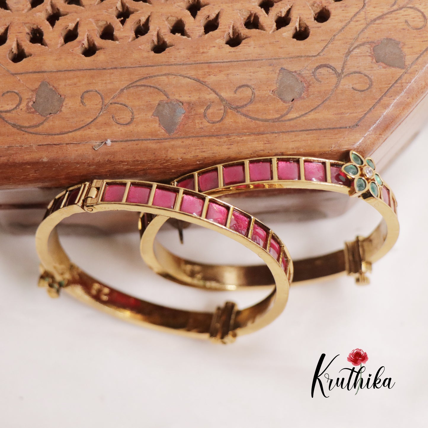 Beautiful Kemp Bangles Openable B317