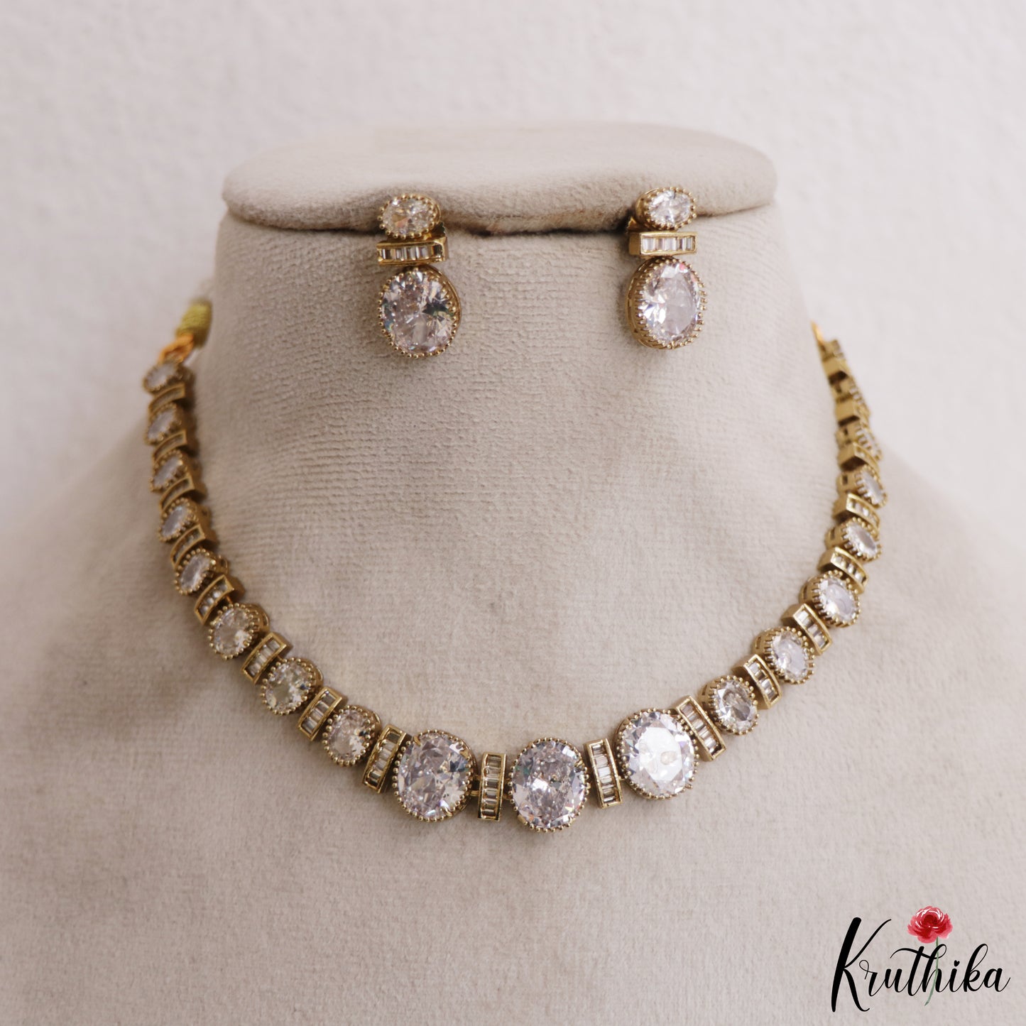 Beautiful Geometric Motifs Victorian Necklace NC2670 (Available In 2 Colors)