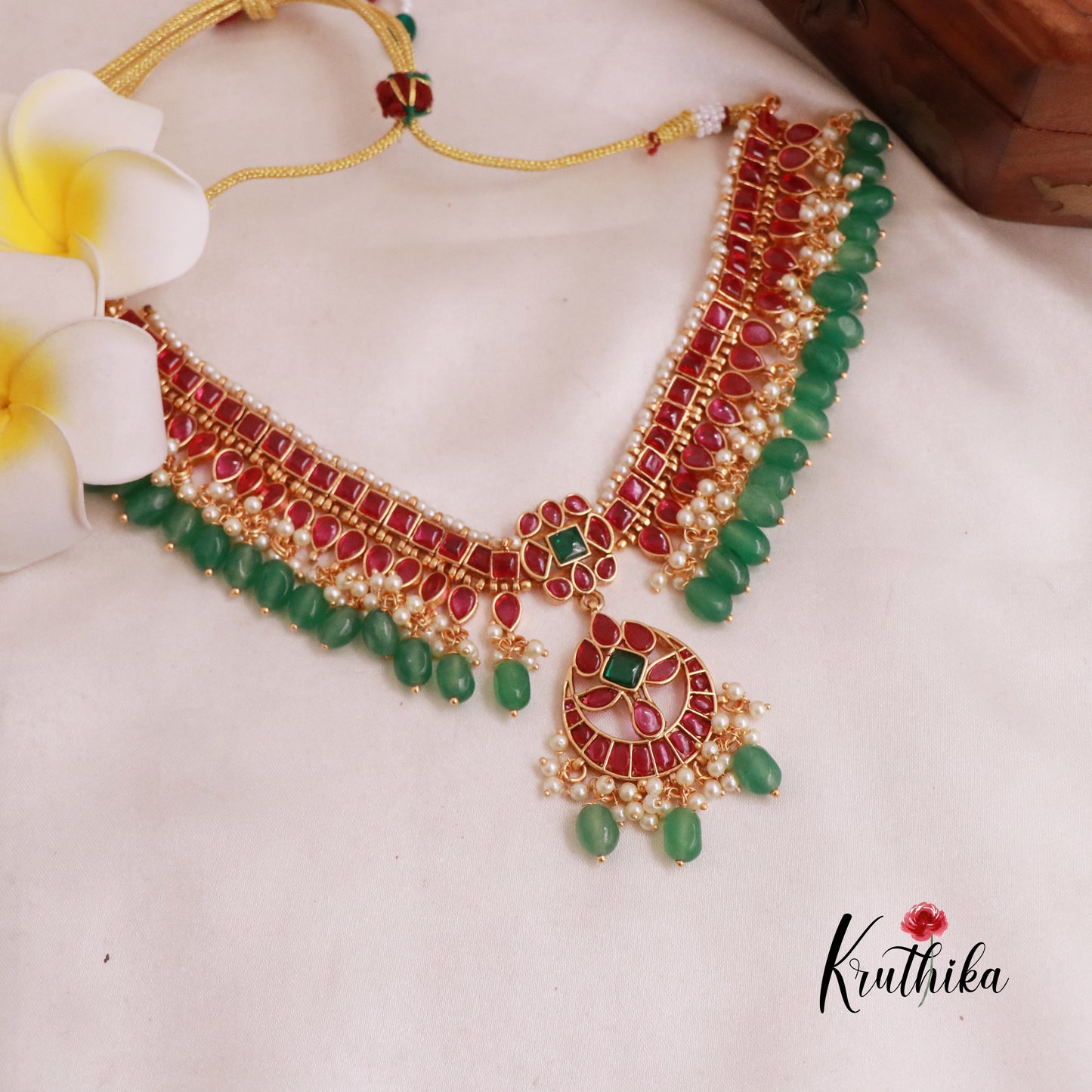 Stunning Kemp Choker with green bead drops NC1828