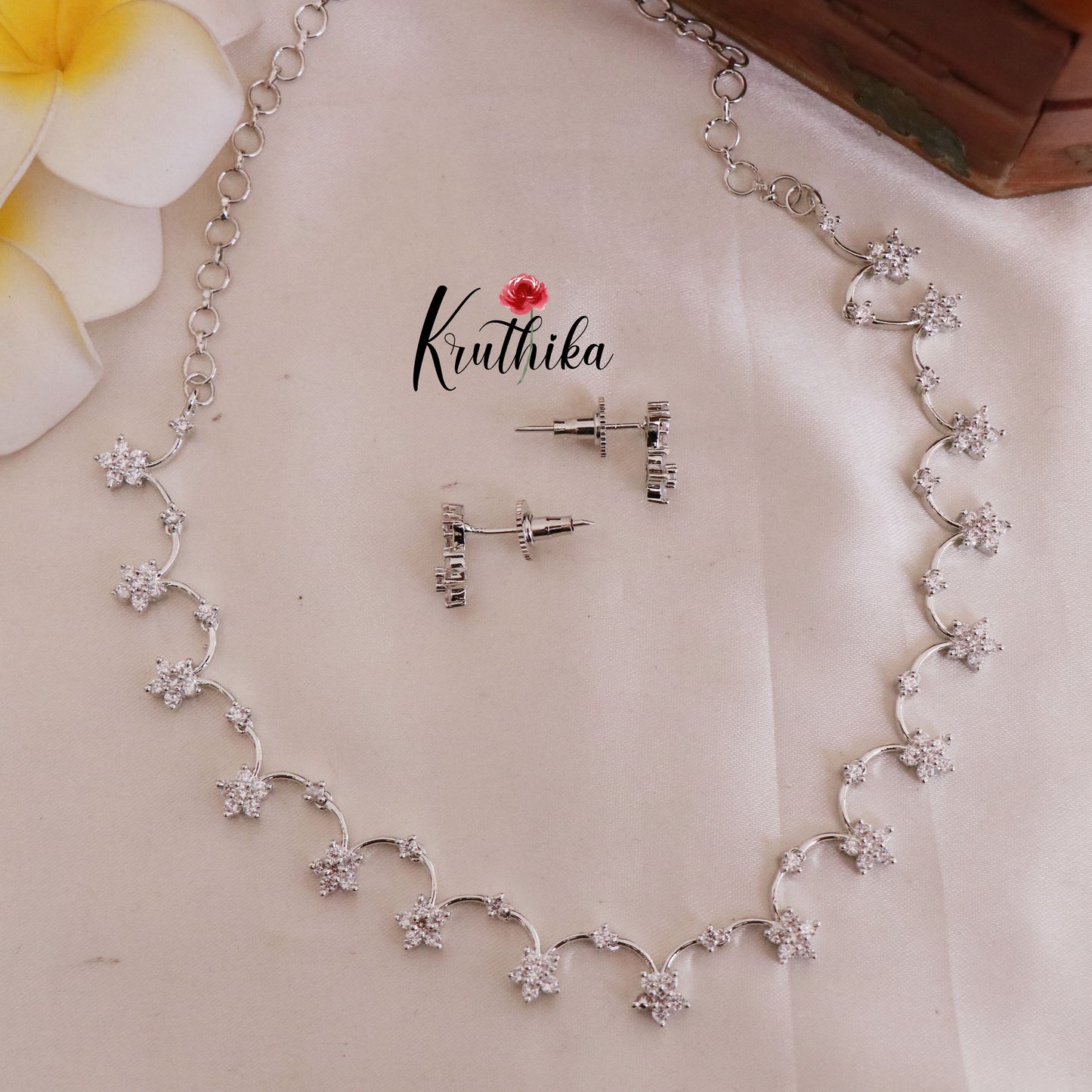 Trendy Simple CZ Flower Design Necklace NC1833
