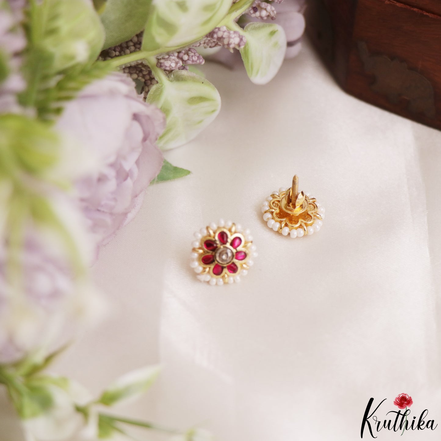 Simple Pearl Border Floral Kemp Stud Earrings E1218