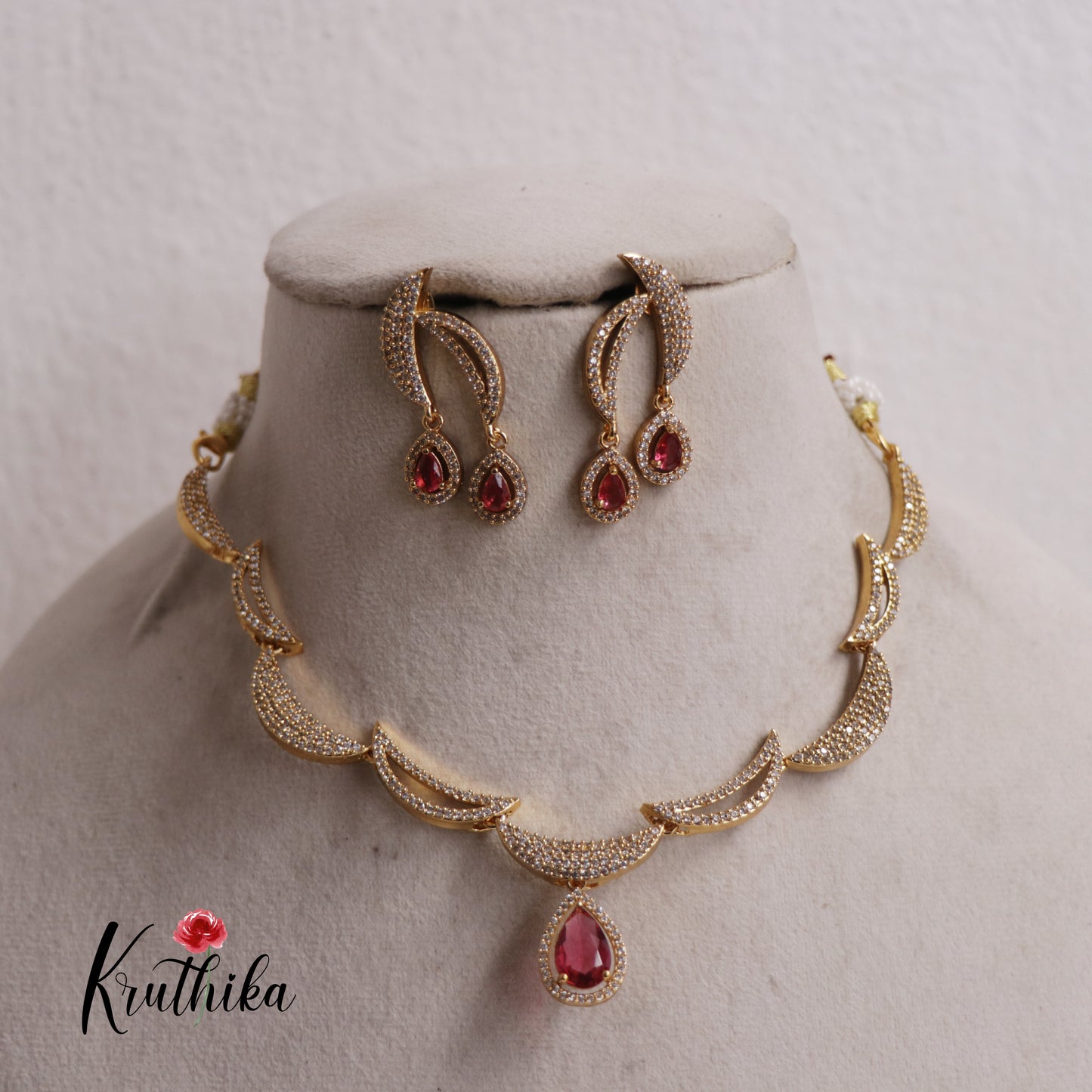 Eleghant Victorian Sparkling Necklace NC2531 (Avaliable In 2 Colours)