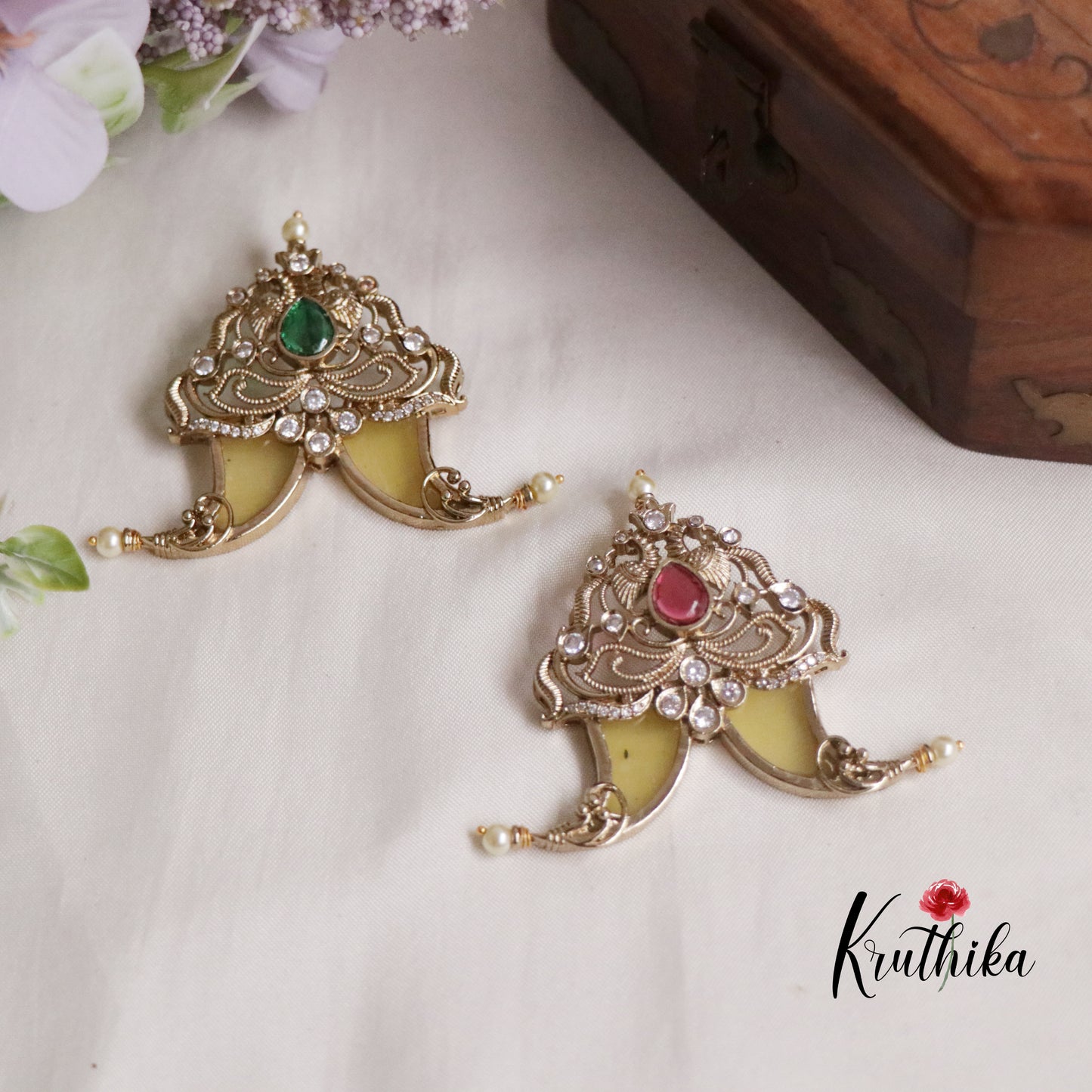 Beautiful Victorian Puligoru Pendant PS26 (Available in 2 Colours)