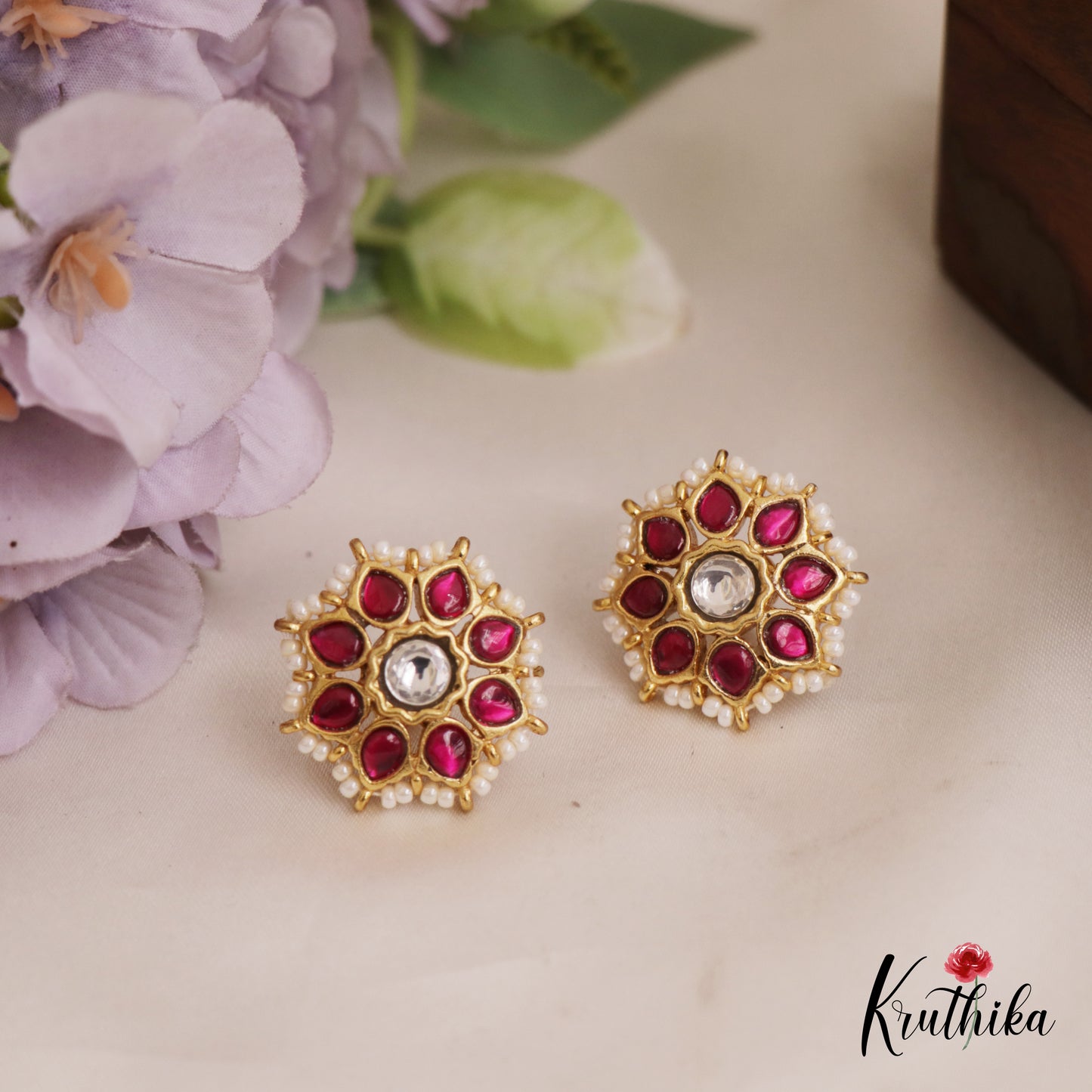 Beautiful Pearl Border Floral Kemp Stud Earrings E958