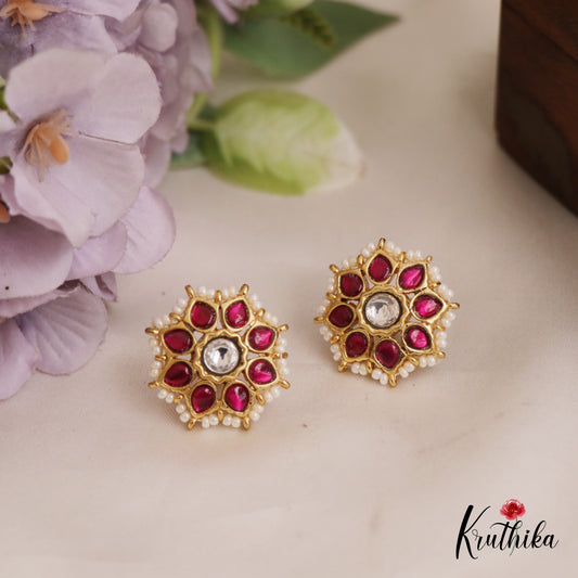 Beautiful Pearl Border Floral Kemp Stud Earrings E958