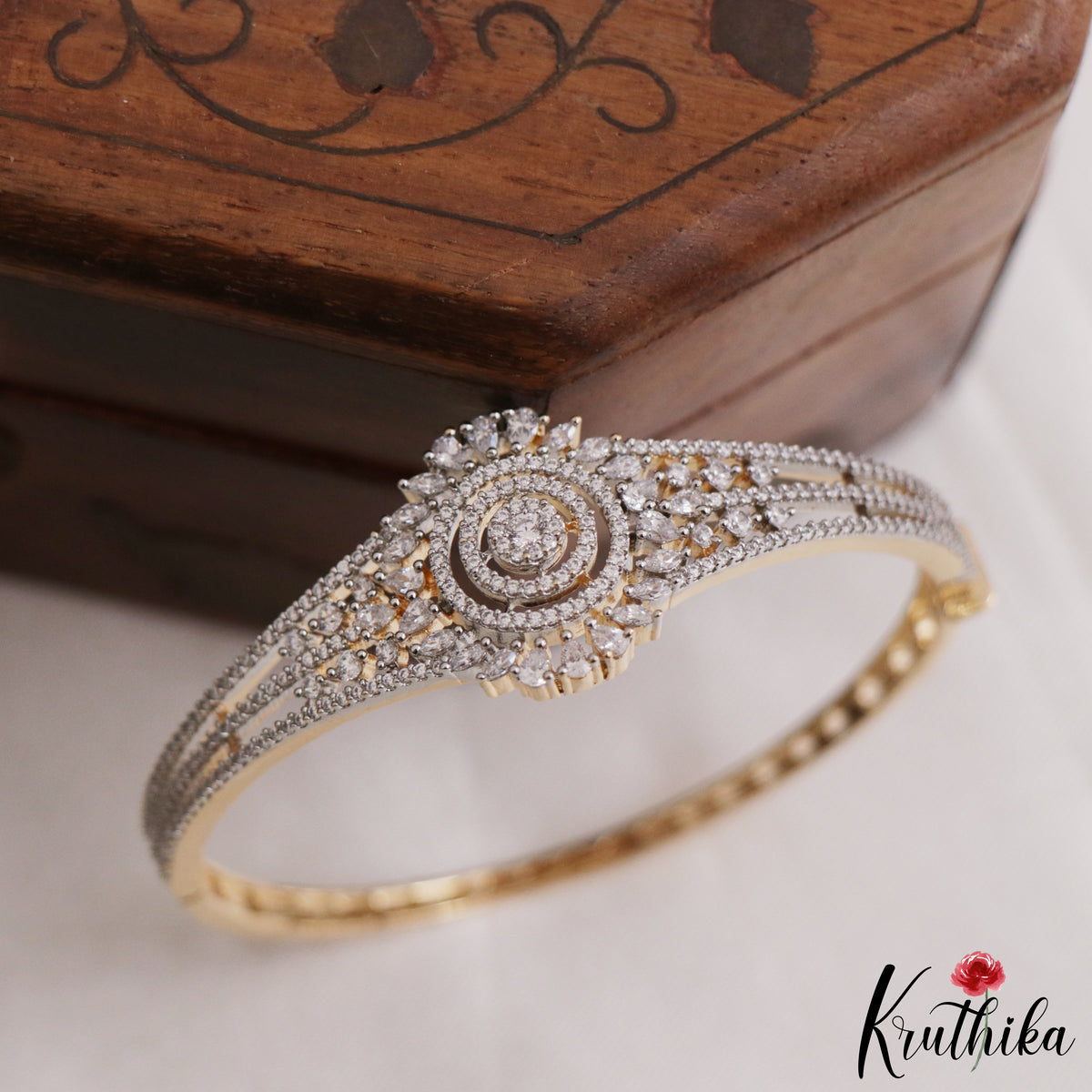 Fashionable AD Design Openable Bracelet B589