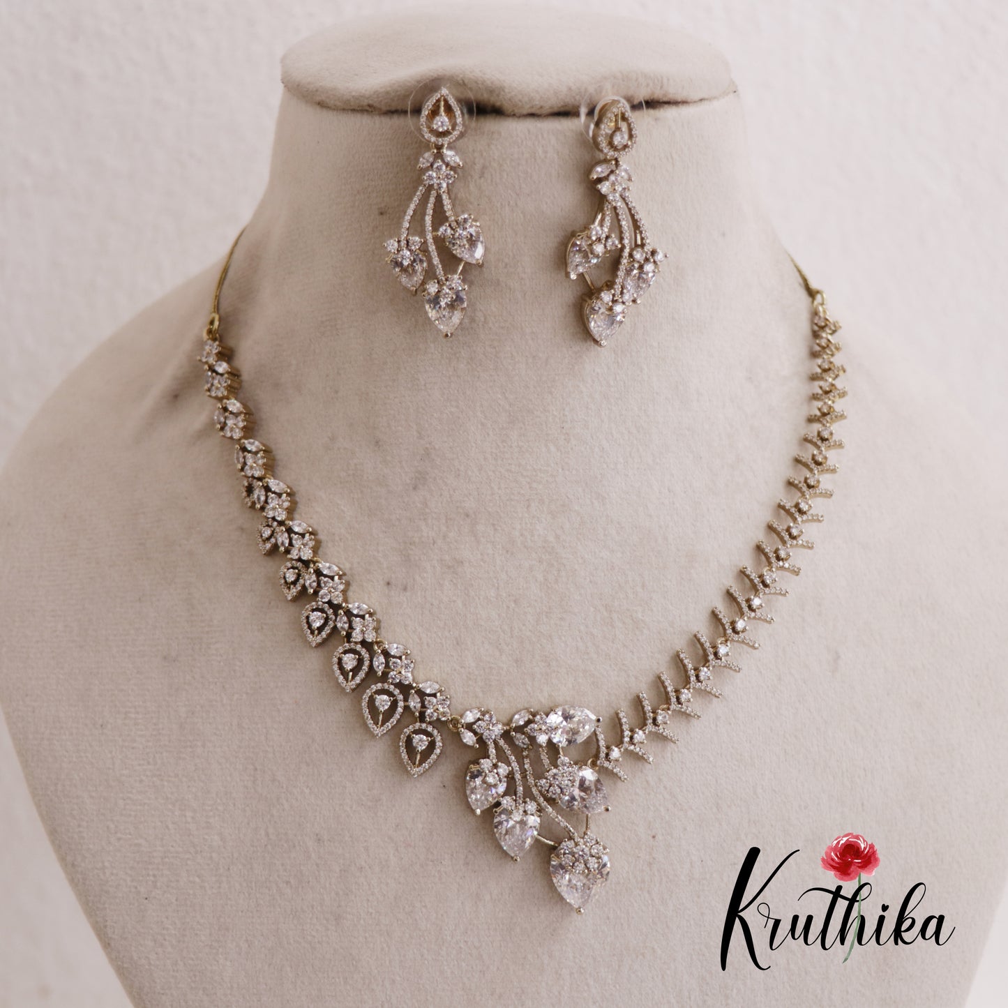 Sparkling Trendy CZ Leaf Motifs Necklace NC2599 (Available In 2 Colors)