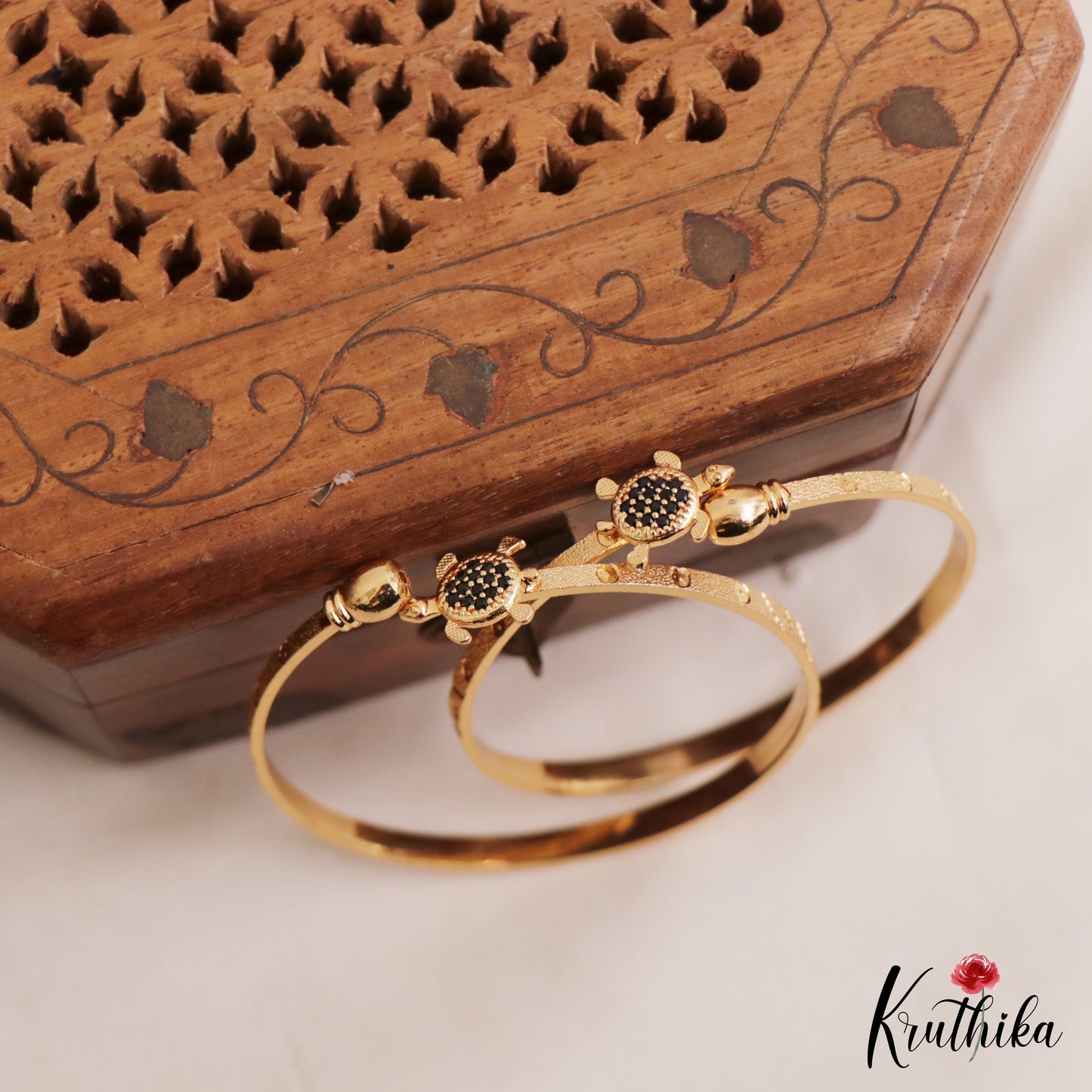 Elegant Gold-Tone Tortoise Motifs Openable Kada B508 (Set Of 2)