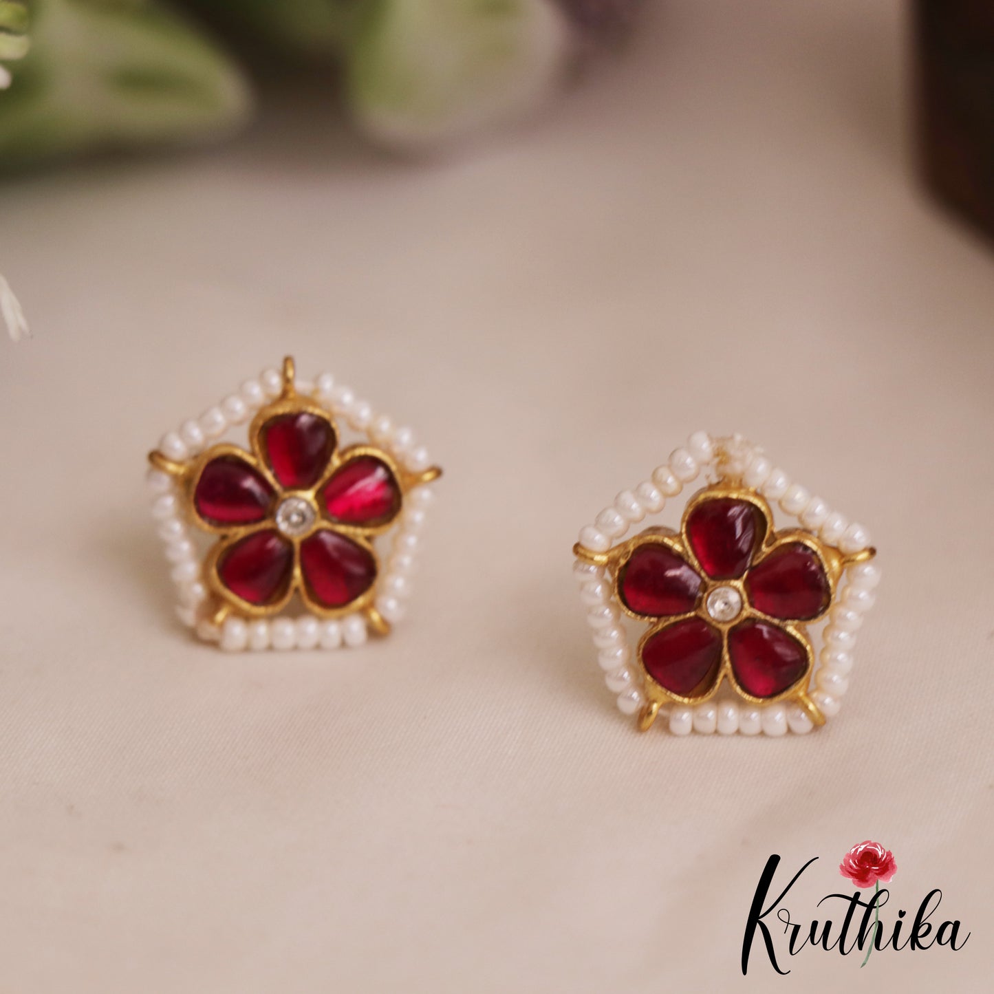 Simple Pearl Border Floral Motifs Kemp Stud Earrings E1032