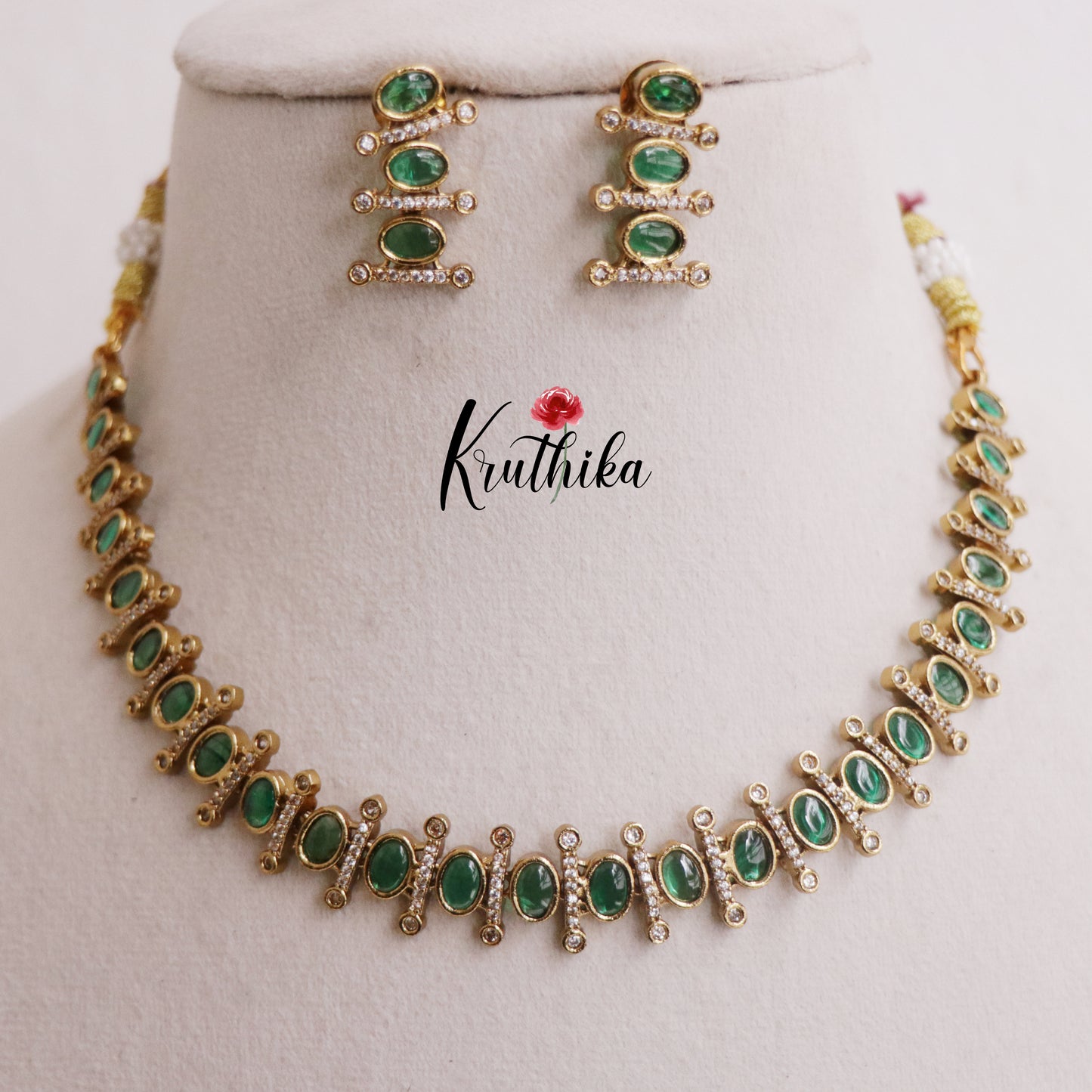 Classic Victorian Emerald Oval Choker with Studs NC2318
