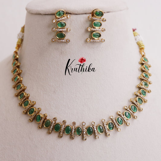 Classic Victorian Emerald Oval Choker with Studs NC2318