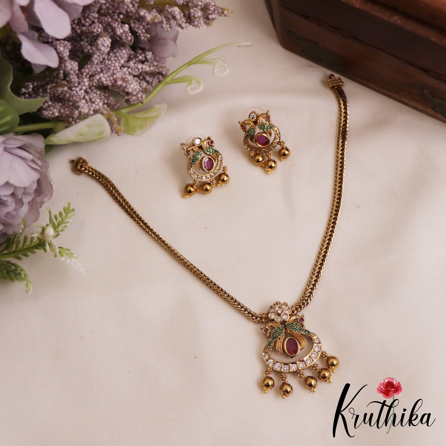 Pretty Peacock Floral Motifs Kemp Pendant Chain Set NC2816