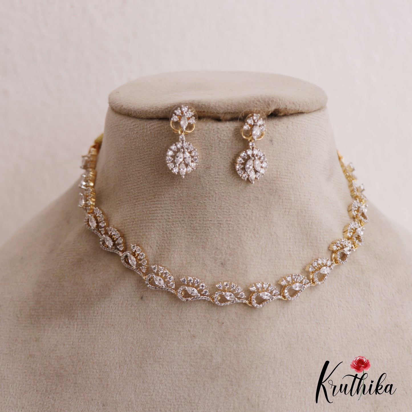 Pretty AD Leaf Motifs Necklace NC2738
