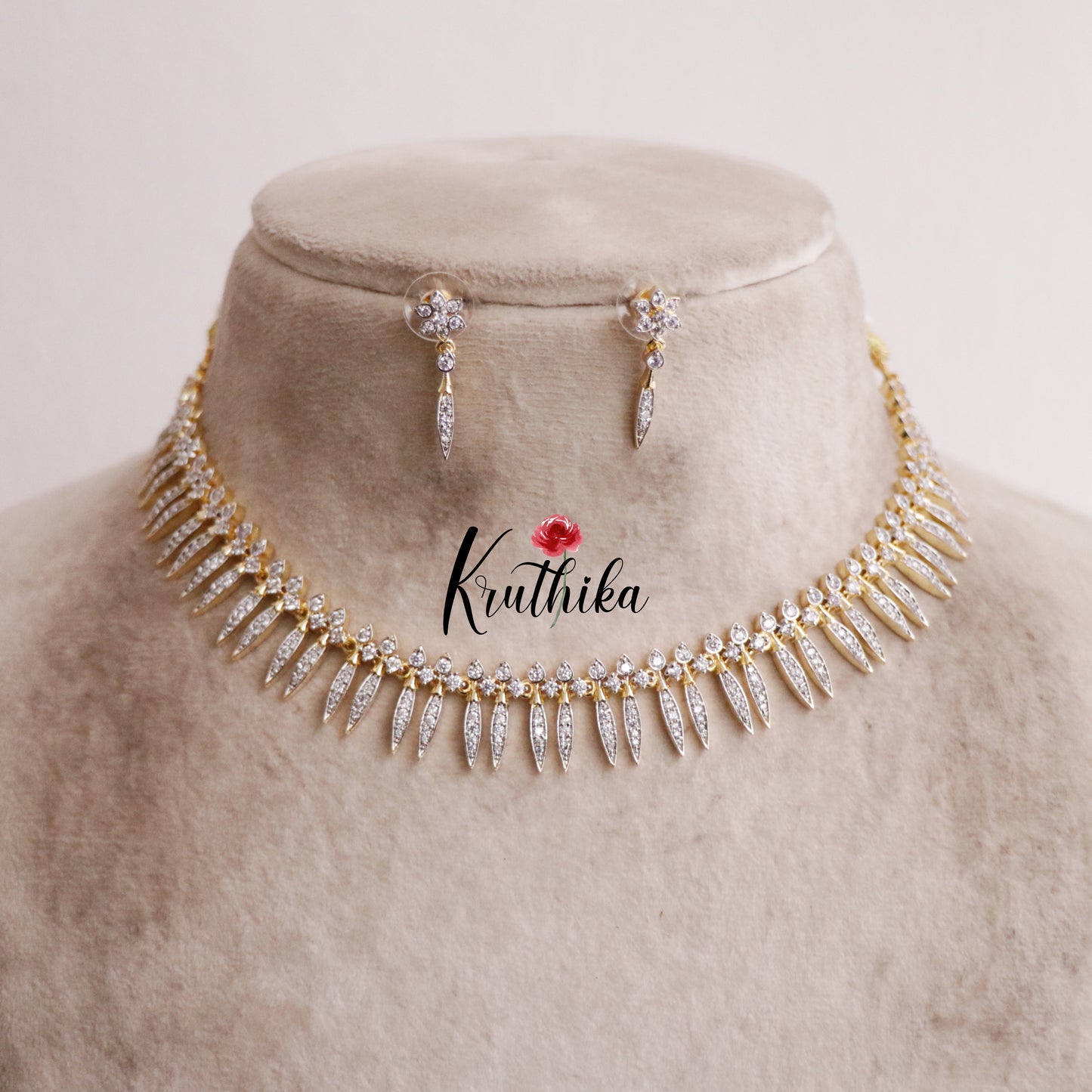 Gorgeous Sparkling Diamond Petals Necklace NC2070