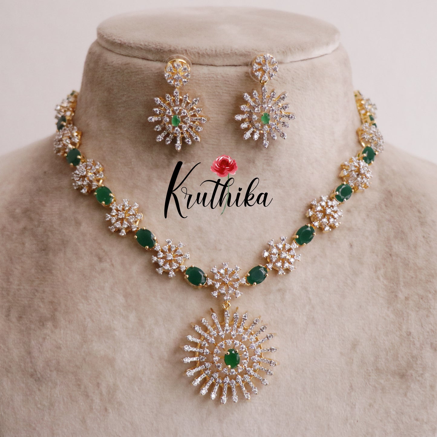 Elegant Flower Design Green Majesty Spark Diamond Necklace NC2073