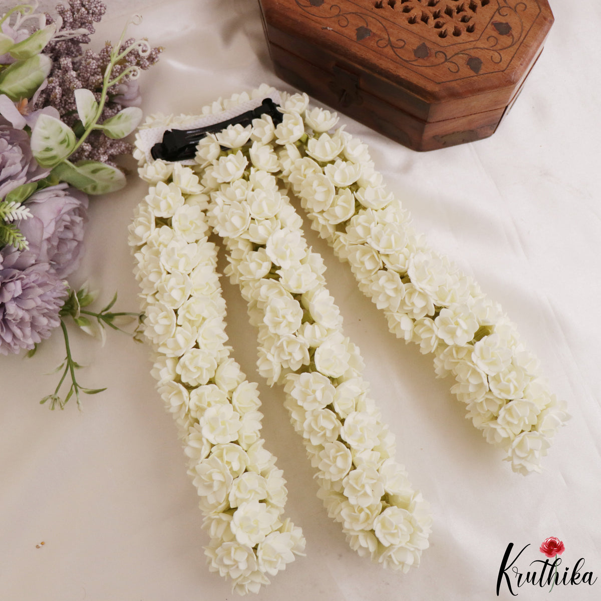 Realistic & reusable 3 strands flowers strings with attached clip G26