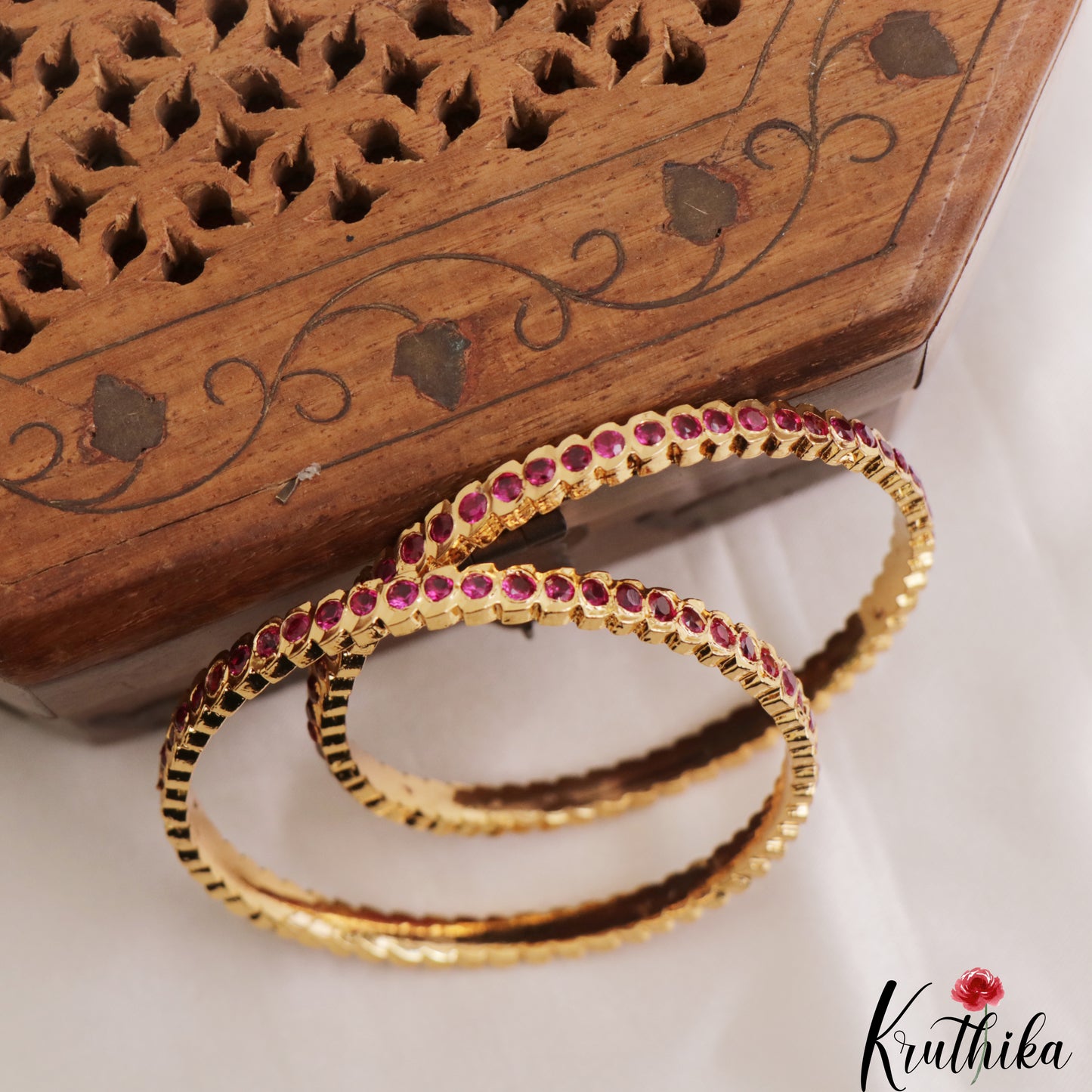 Elegant Gold-Tone Kemp Bangles B559 (Set Of 2)