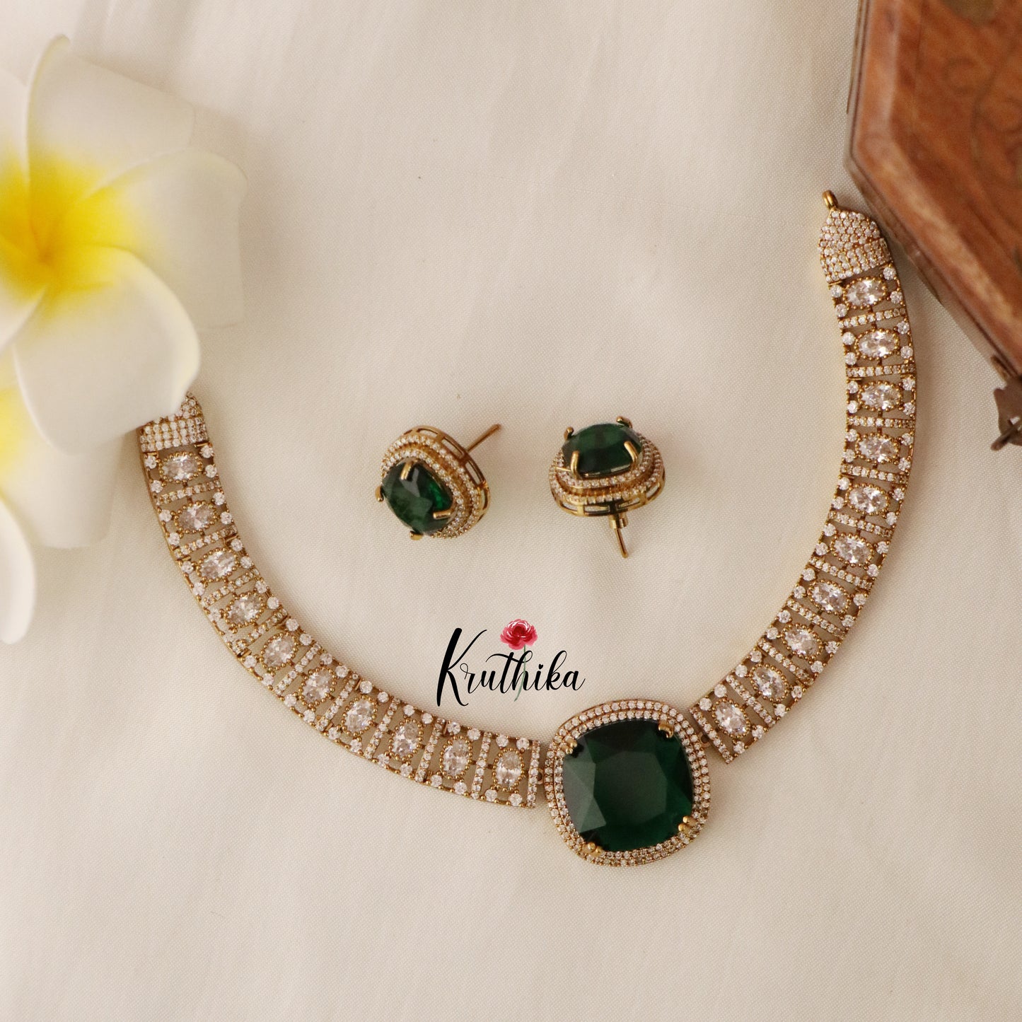 Pretty AD/Victorian Necklace-Green NC1244