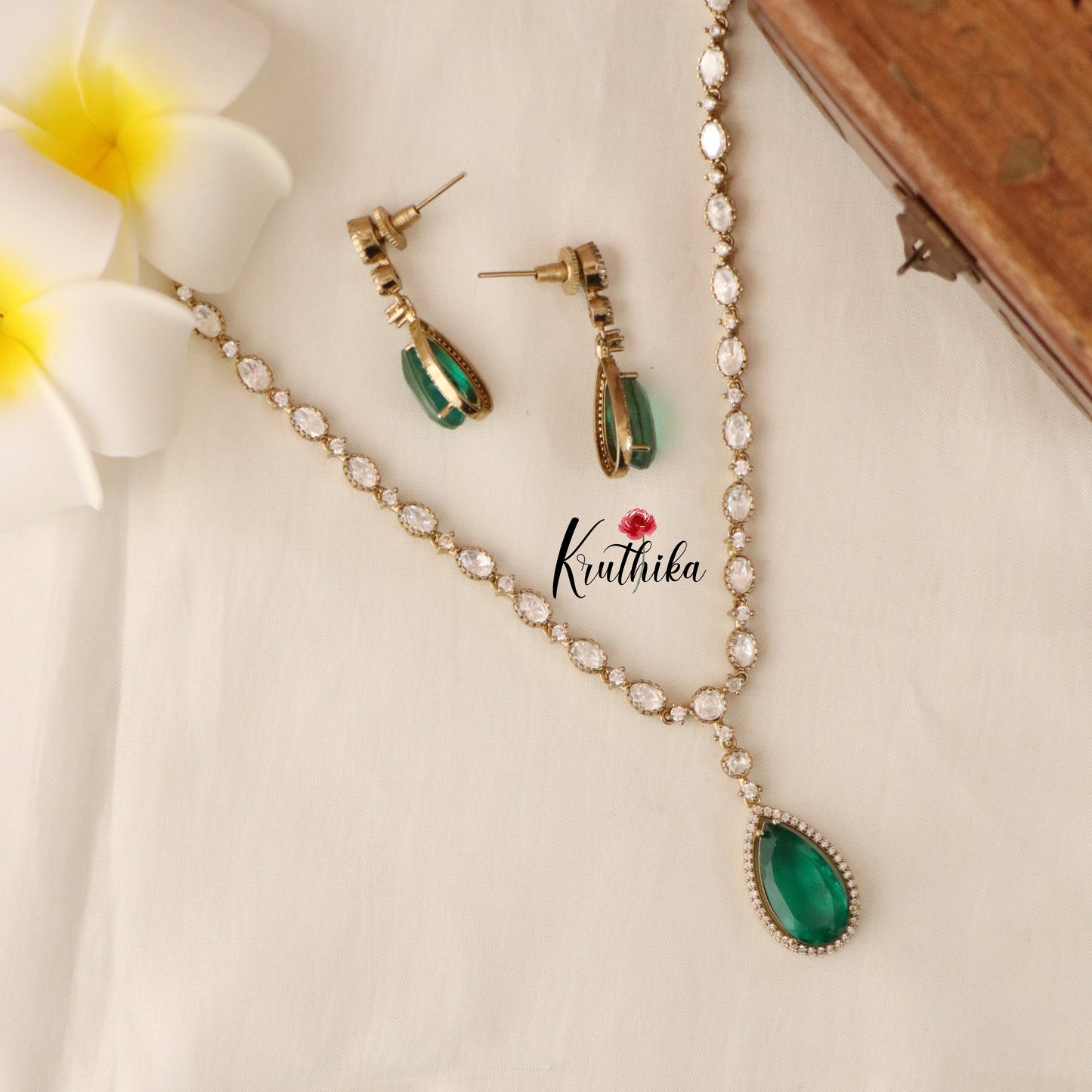 Pretty AD/Victorian Necklace- Green NC1246