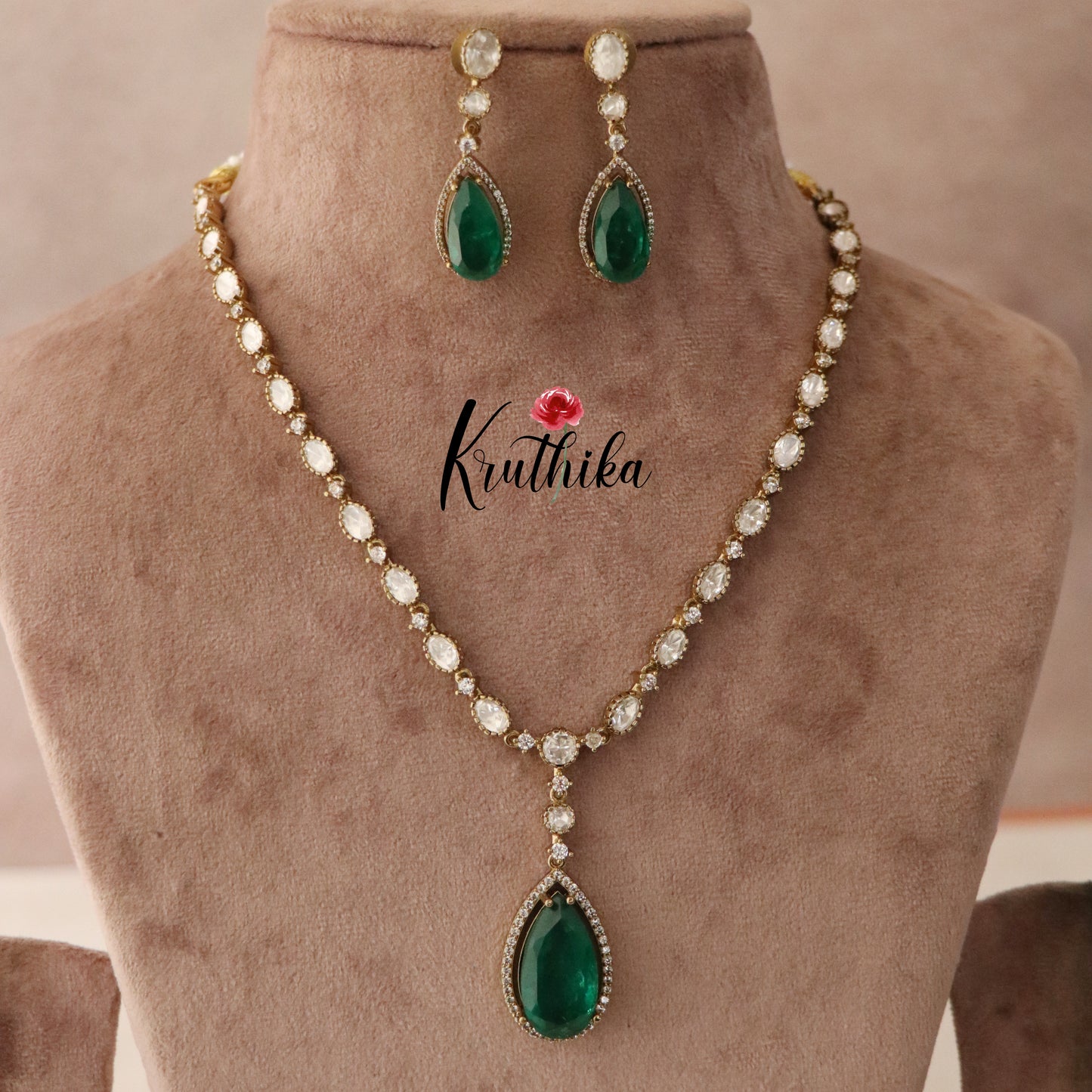 Pretty AD/Victorian Necklace- Green NC1246