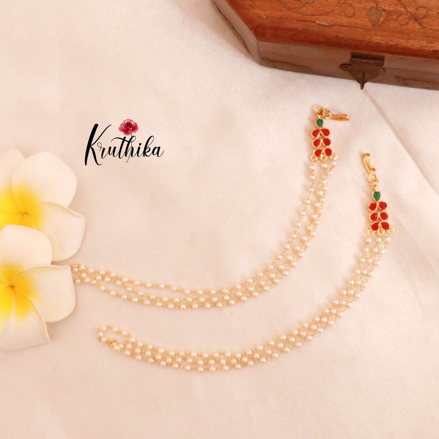 Simple three layer pearl earchain EC80