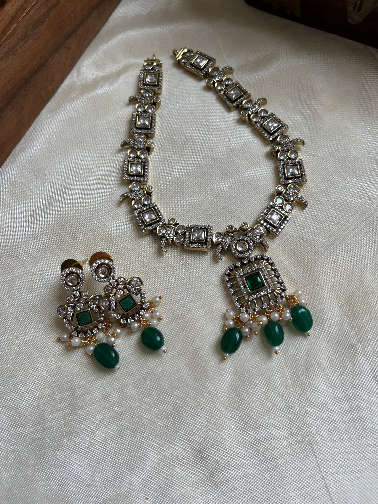 Simple Victorian Necklace with Green Beads NC1101