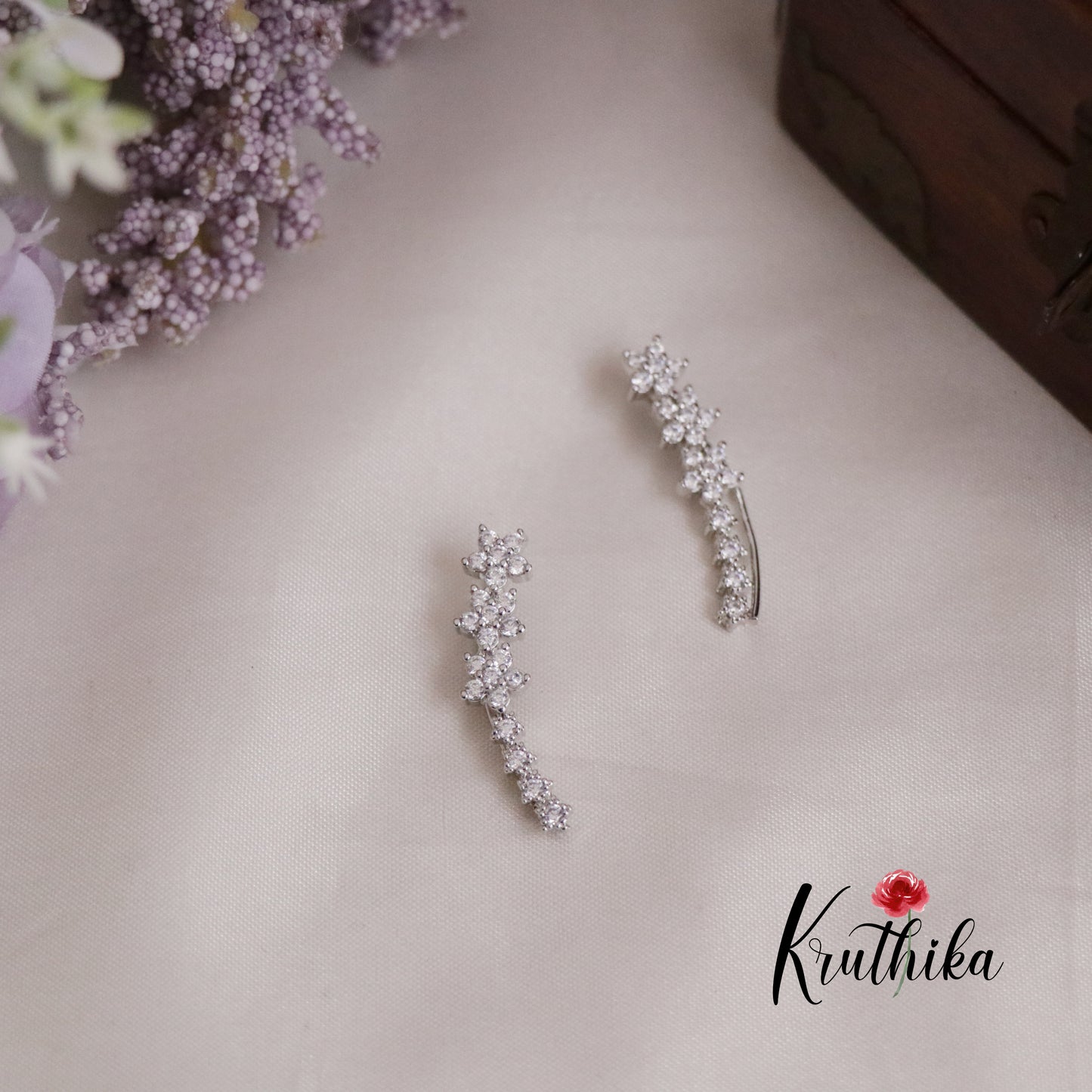 Trendy Silver Streak Elegance Earcuff E456