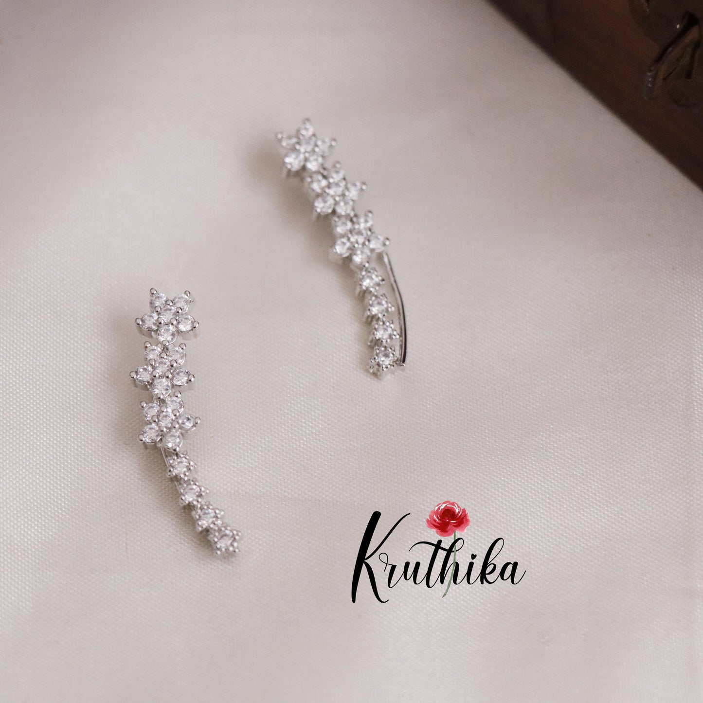 Trendy Silver Streak Elegance Earcuff E456