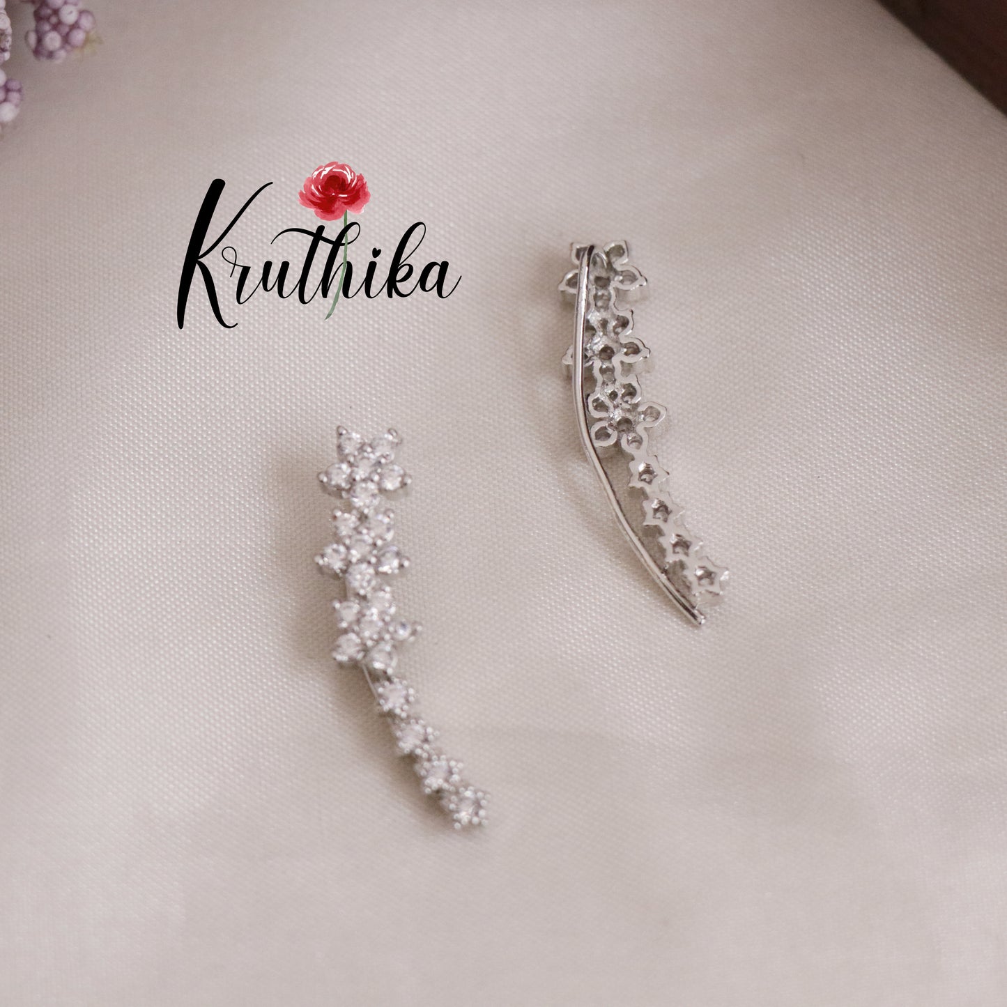 Trendy Silver Streak Elegance Earcuff E456