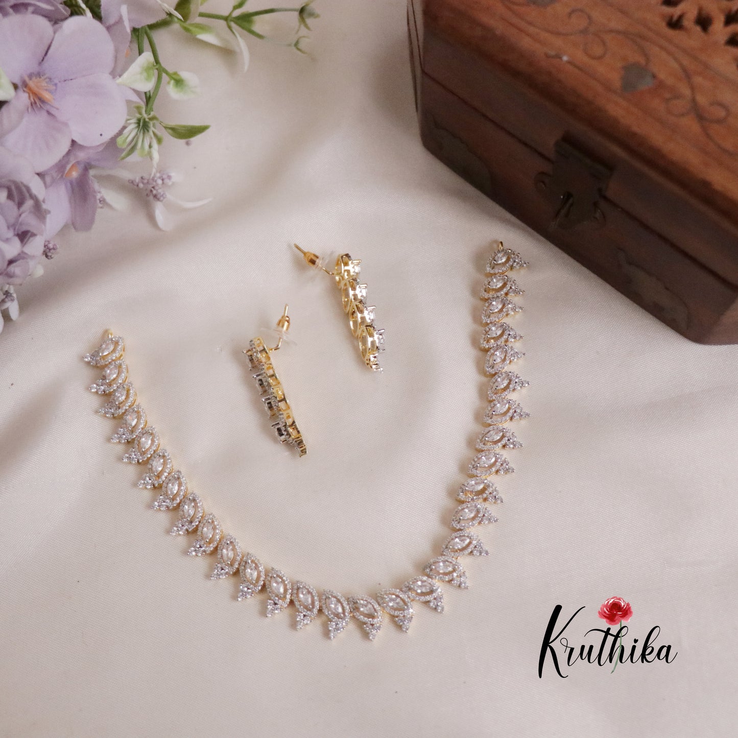 Trendy CZ Sparkling Leaf Motif Necklace NC2145