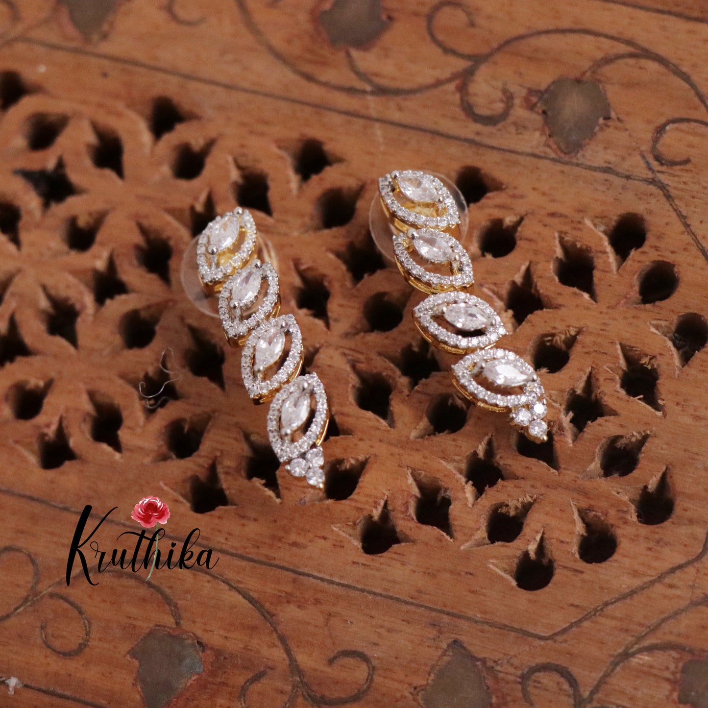 Trendy CZ Sparkling Leaf Motif Necklace NC2145