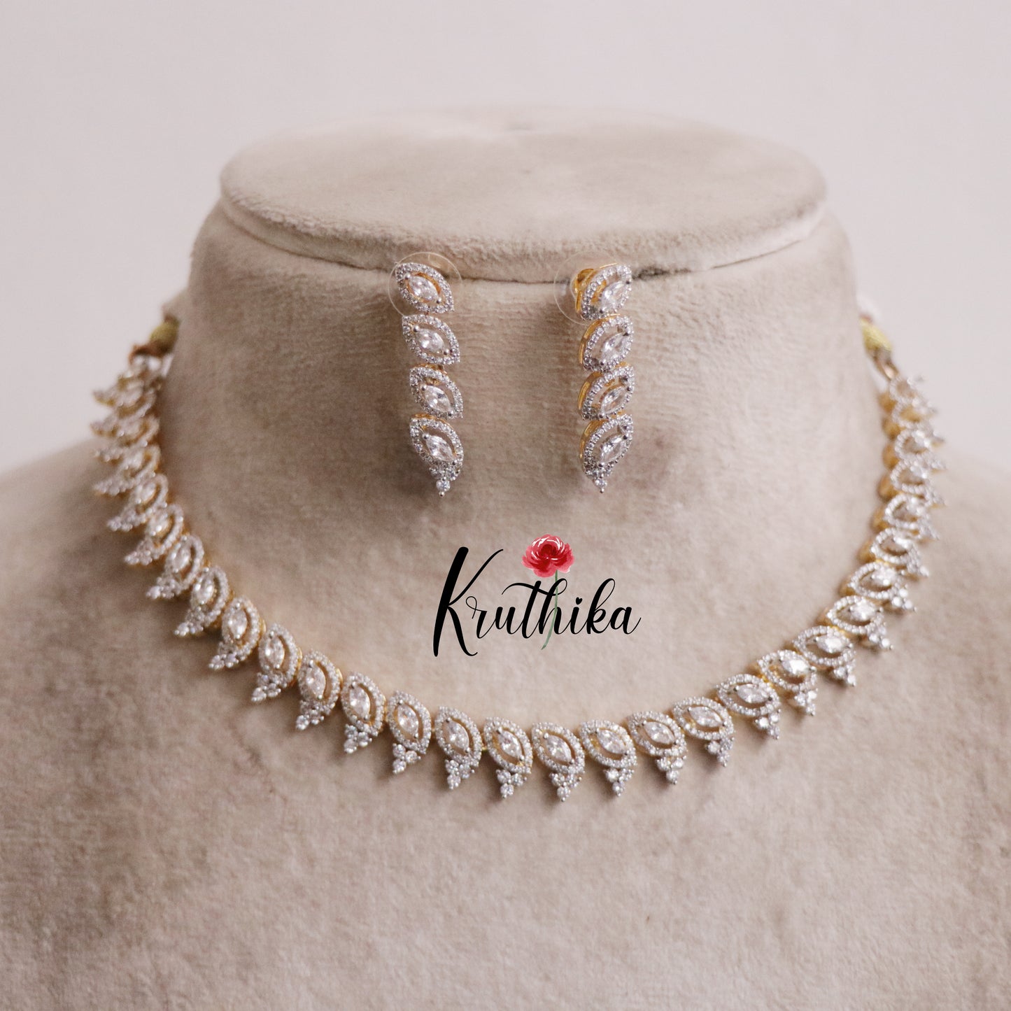 Trendy CZ Sparkling Leaf Motif Necklace NC2145