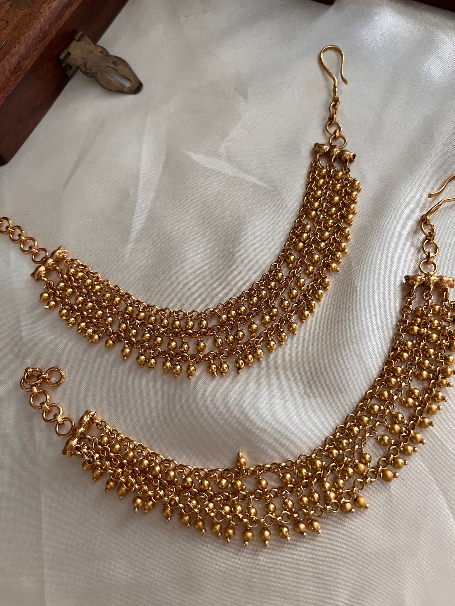 Golden pearls earchains EC28