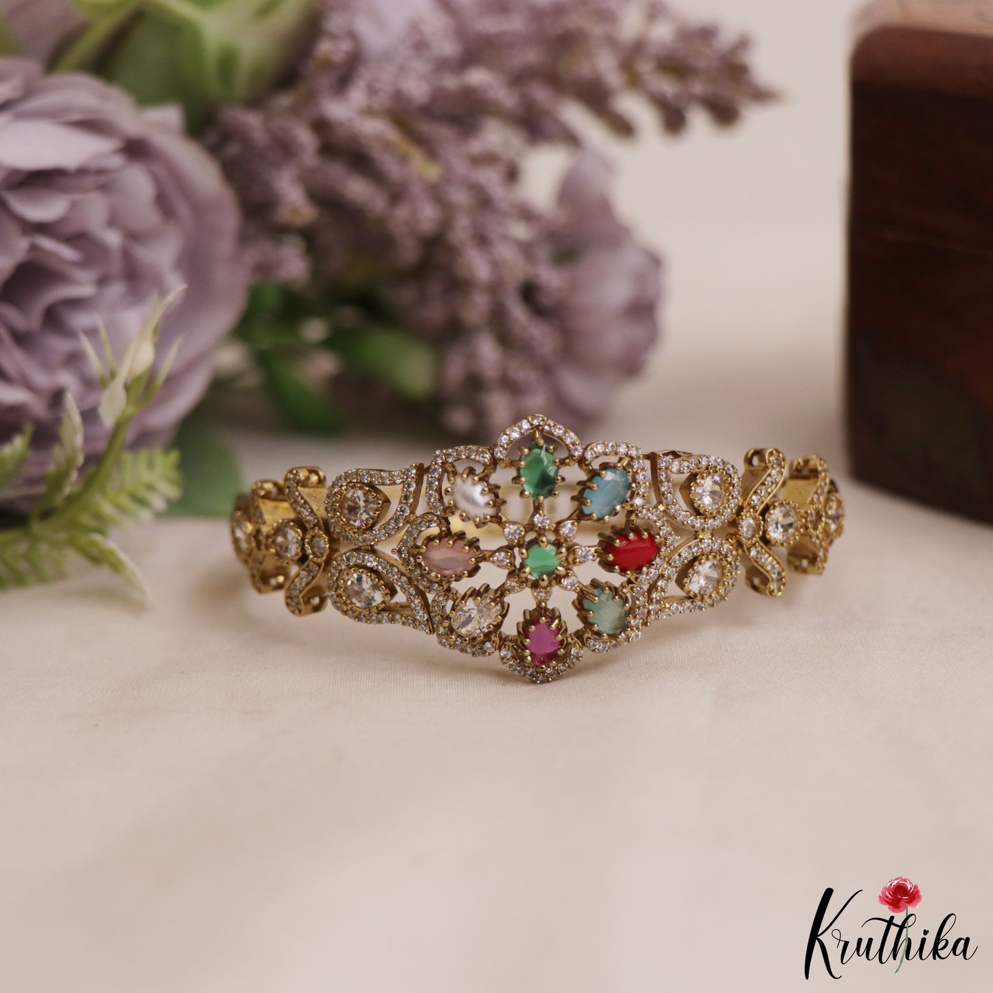 Sparkling Floral Motifs Bracelet/Openable Single Kada B528