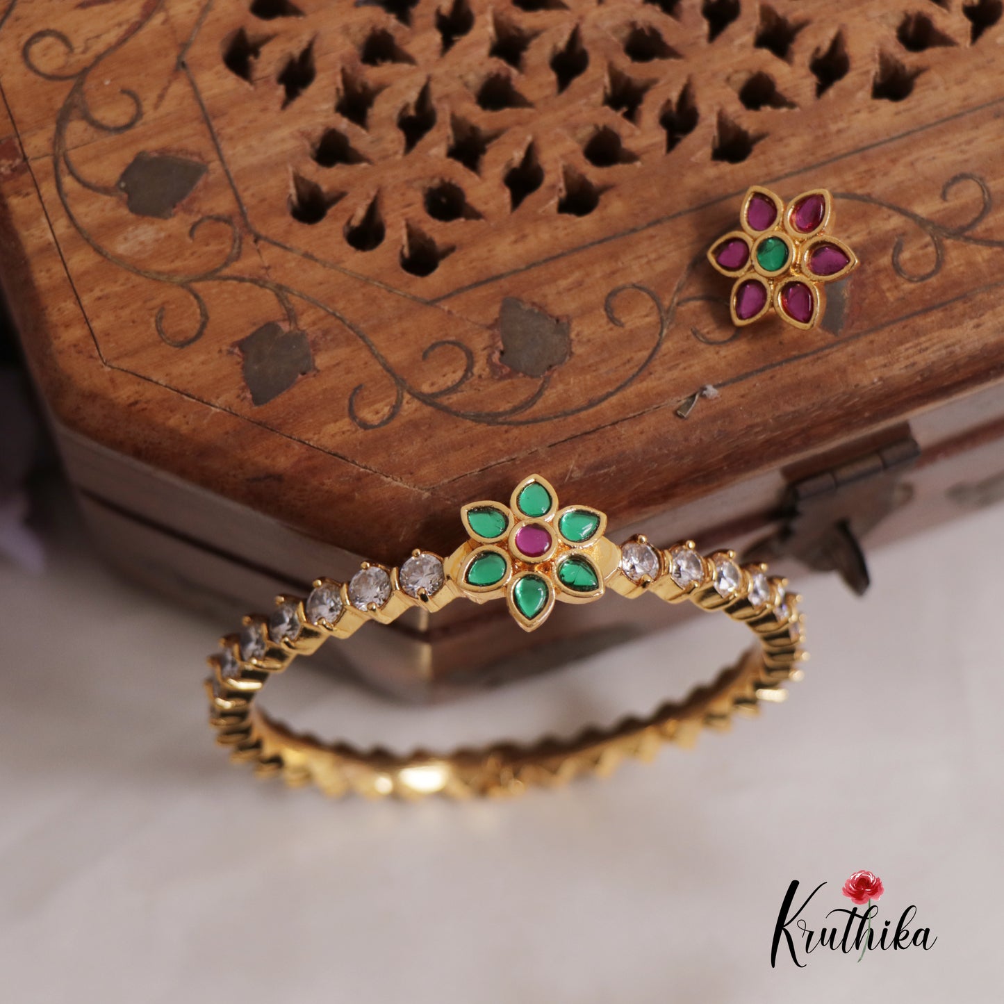 Beautiful Jadau Floral Sigle Kada With Interchangeable Floral Stud B351