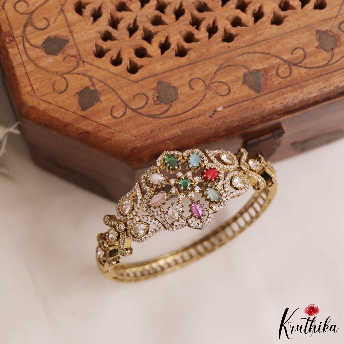 Sparkling Floral Motifs Bracelet/Openable Single Kada B528