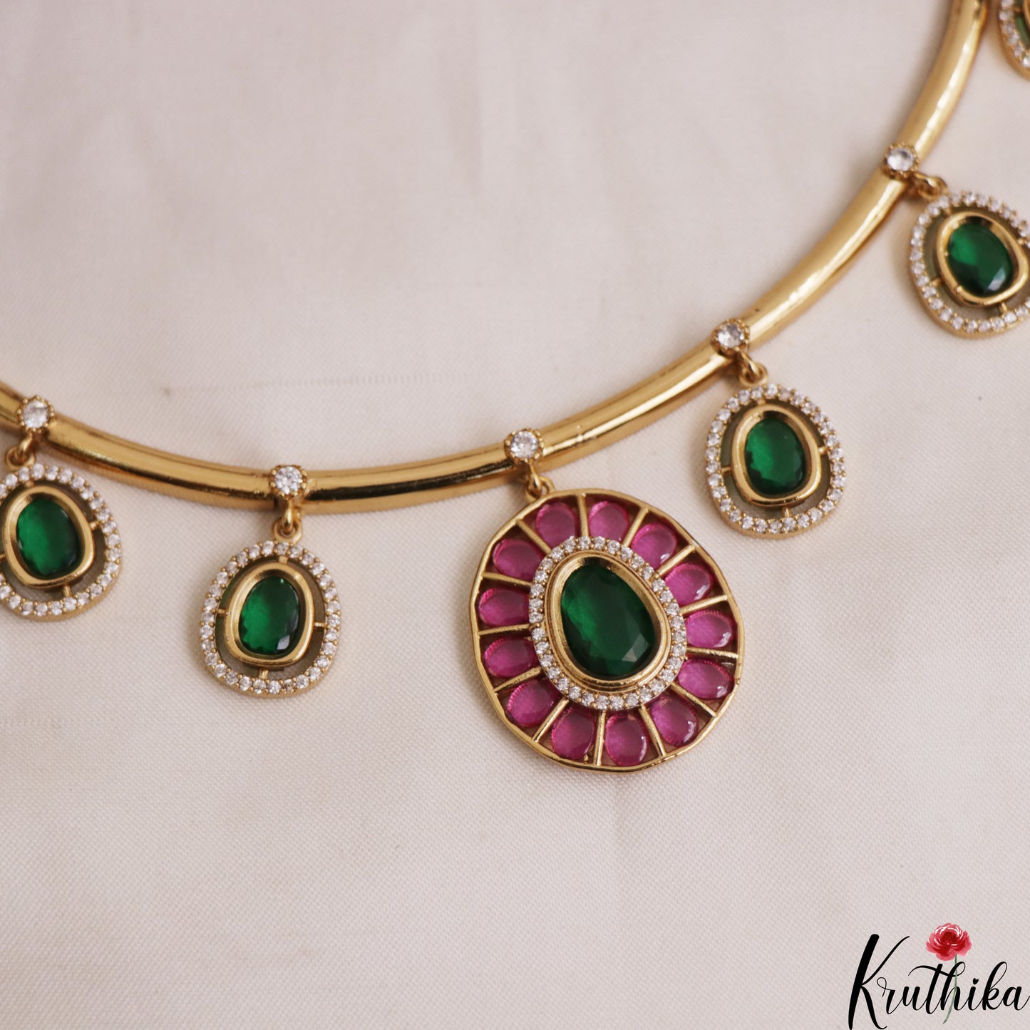 Pretty Geometric Motifs Gold-Tone Hasli Jadau Choker NC2938