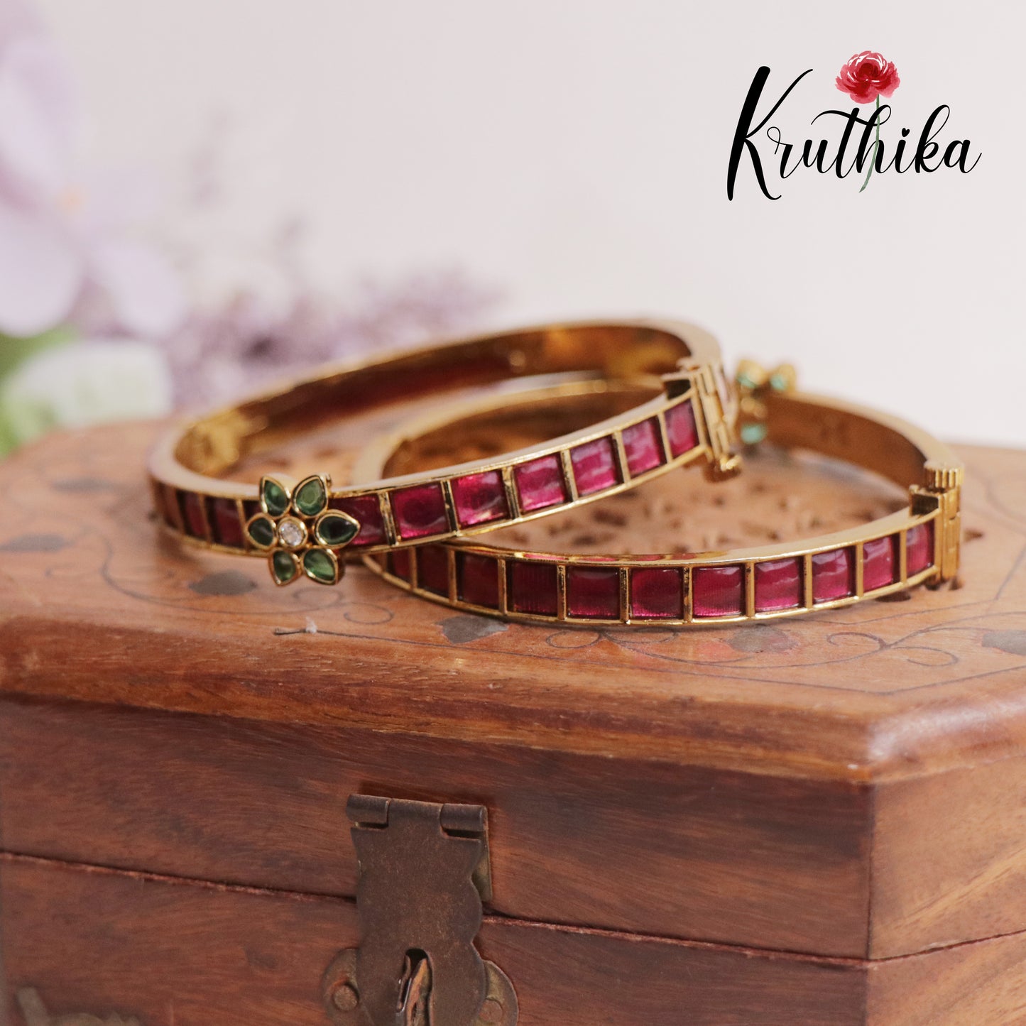 Beautiful Kemp Bangles Openable B317