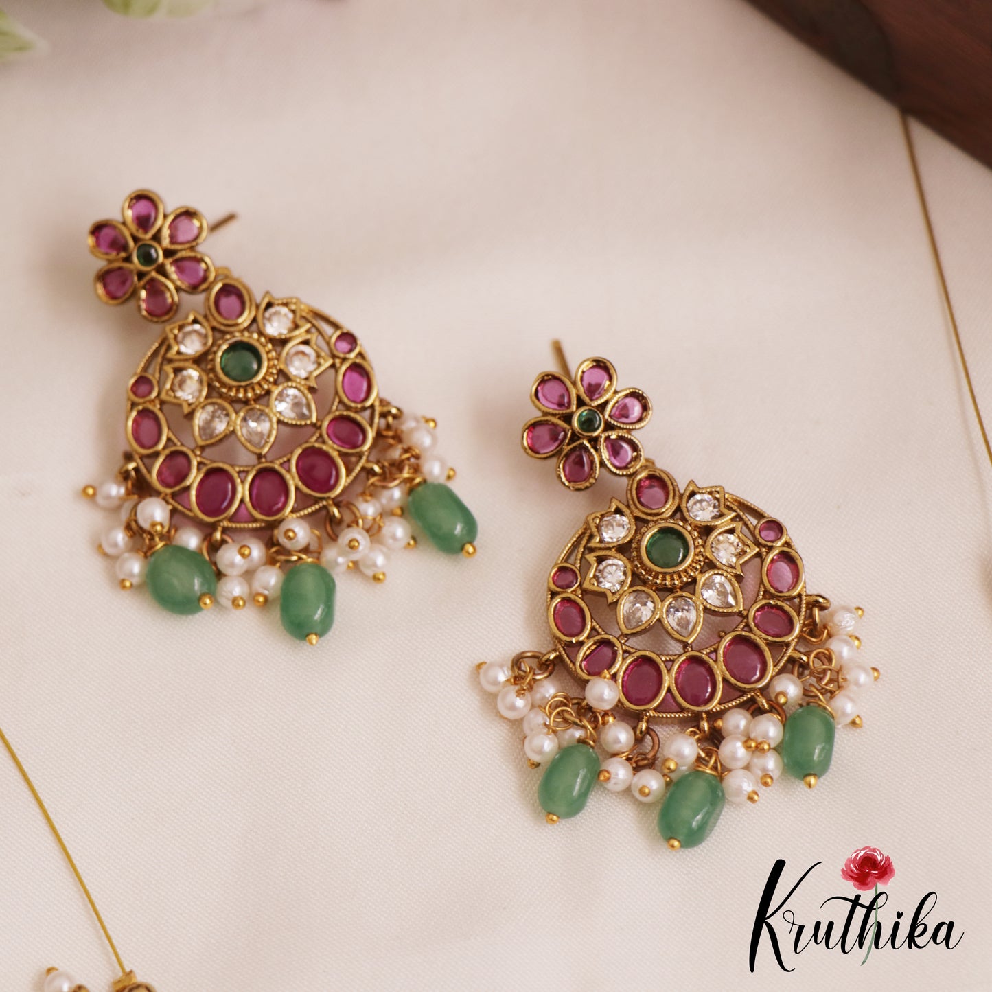 Pretty Floral Motifs Kemp Invisible Chain With Green Bead Drops NC2795