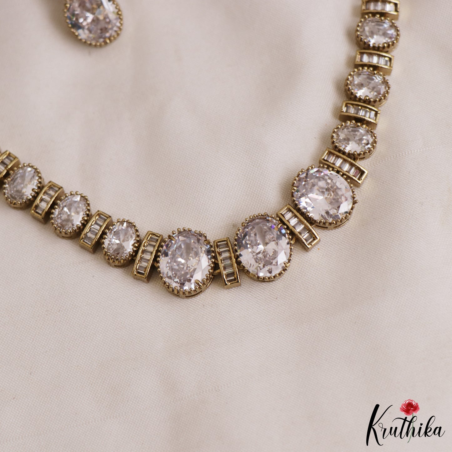 Beautiful Geometric Motifs Victorian Necklace NC2670 (Available In 2 Colors)
