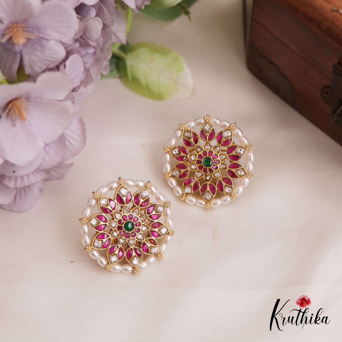 Trendy Pearl Border Floral Motifs Jadau Stud Earrings E948
