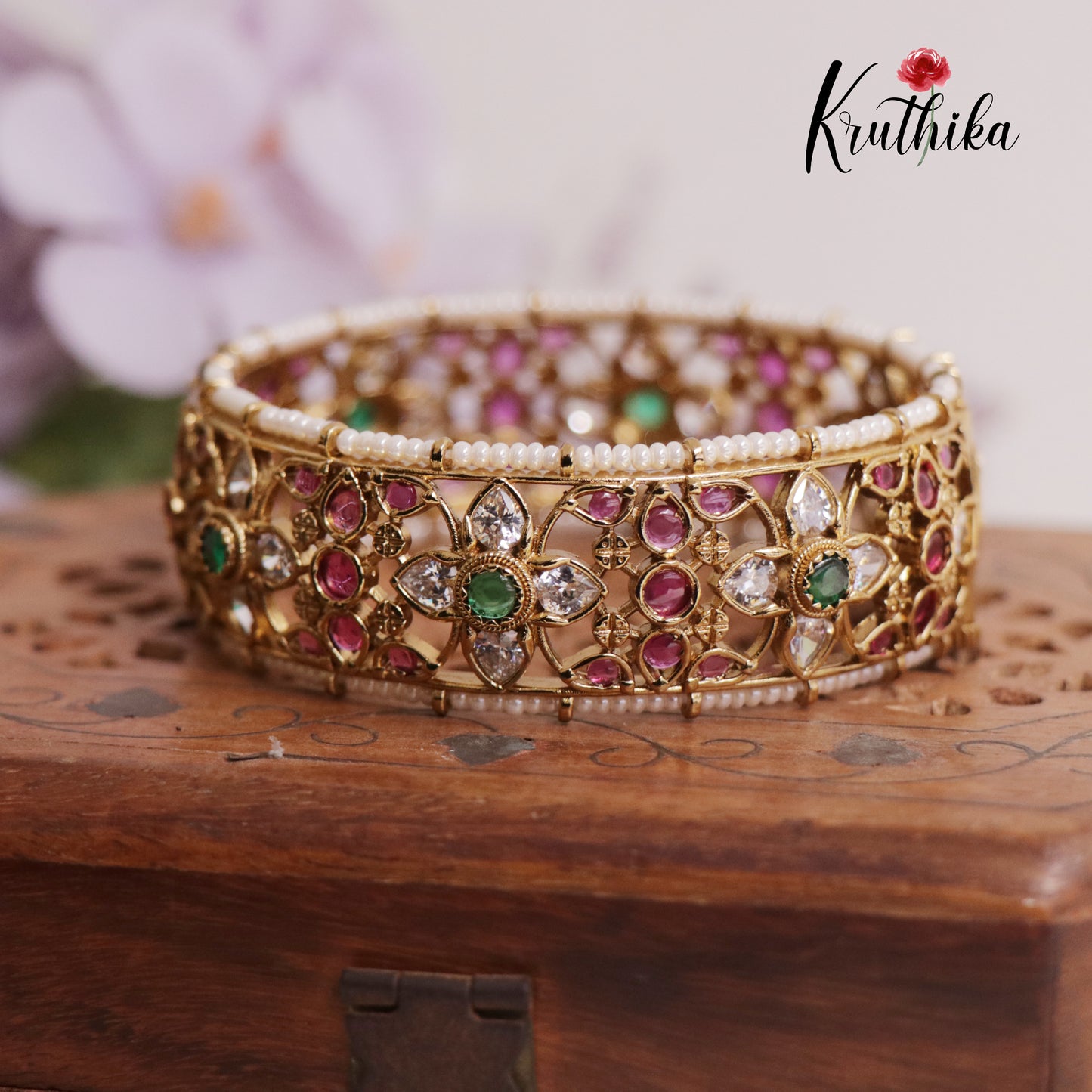 Beautiful Floral Kemp Openable Single Kada B327