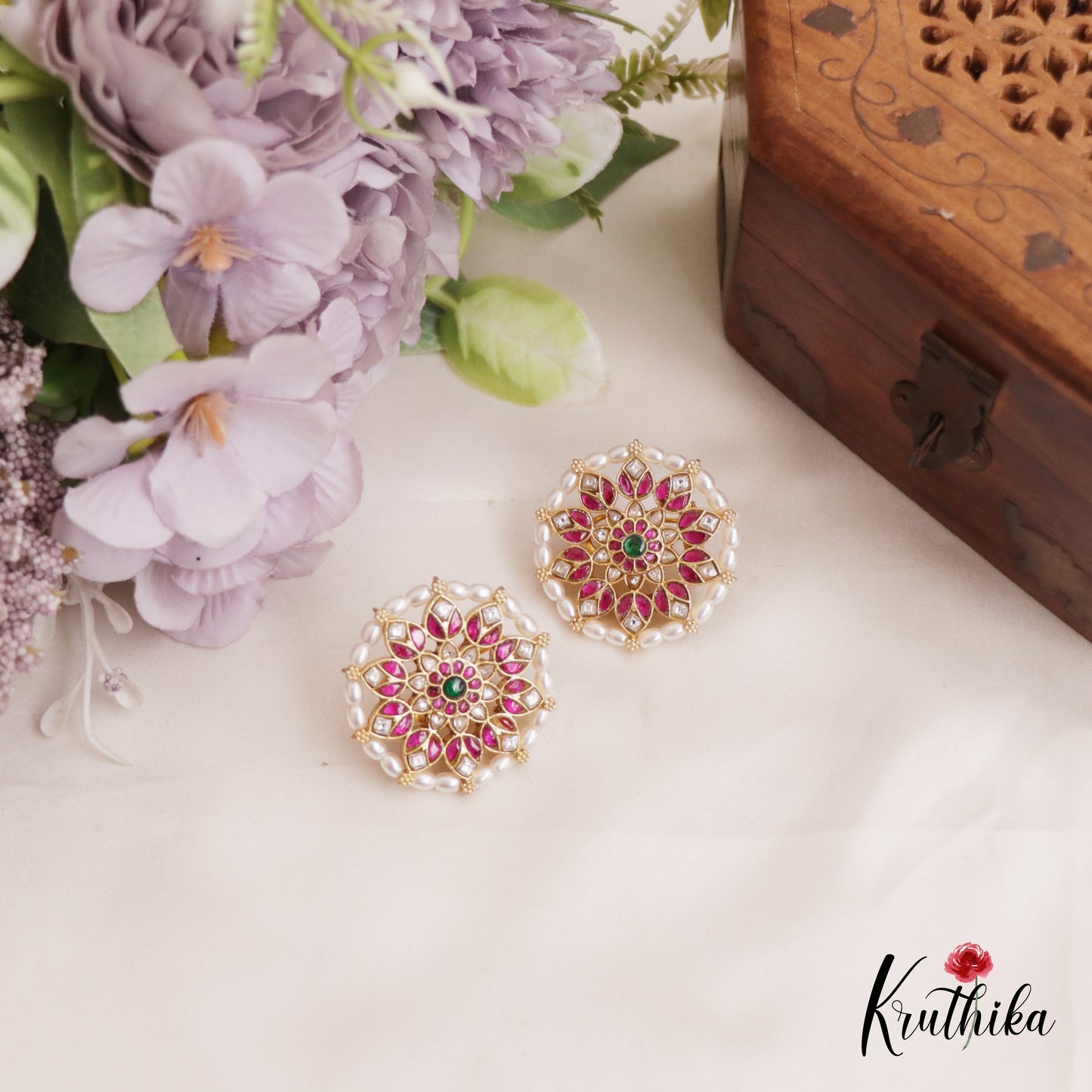 Trendy Pearl Border Floral Motifs Jadau Stud Earrings E948