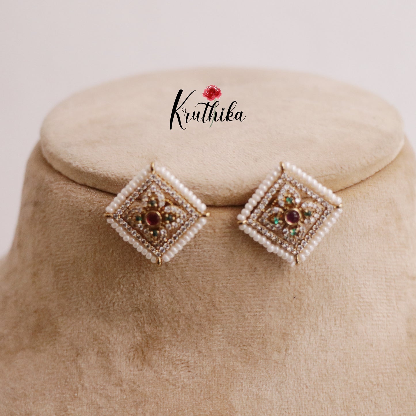 Trendy Pearl Border Ear studs E647