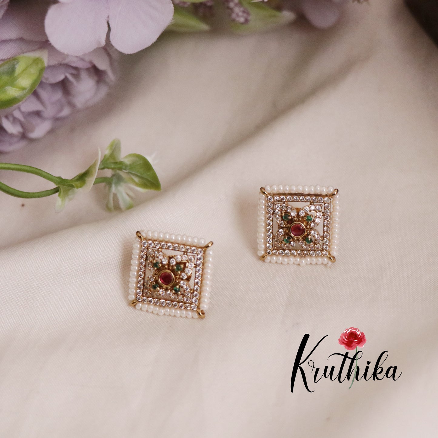 Trendy Pearl Border Ear studs E647