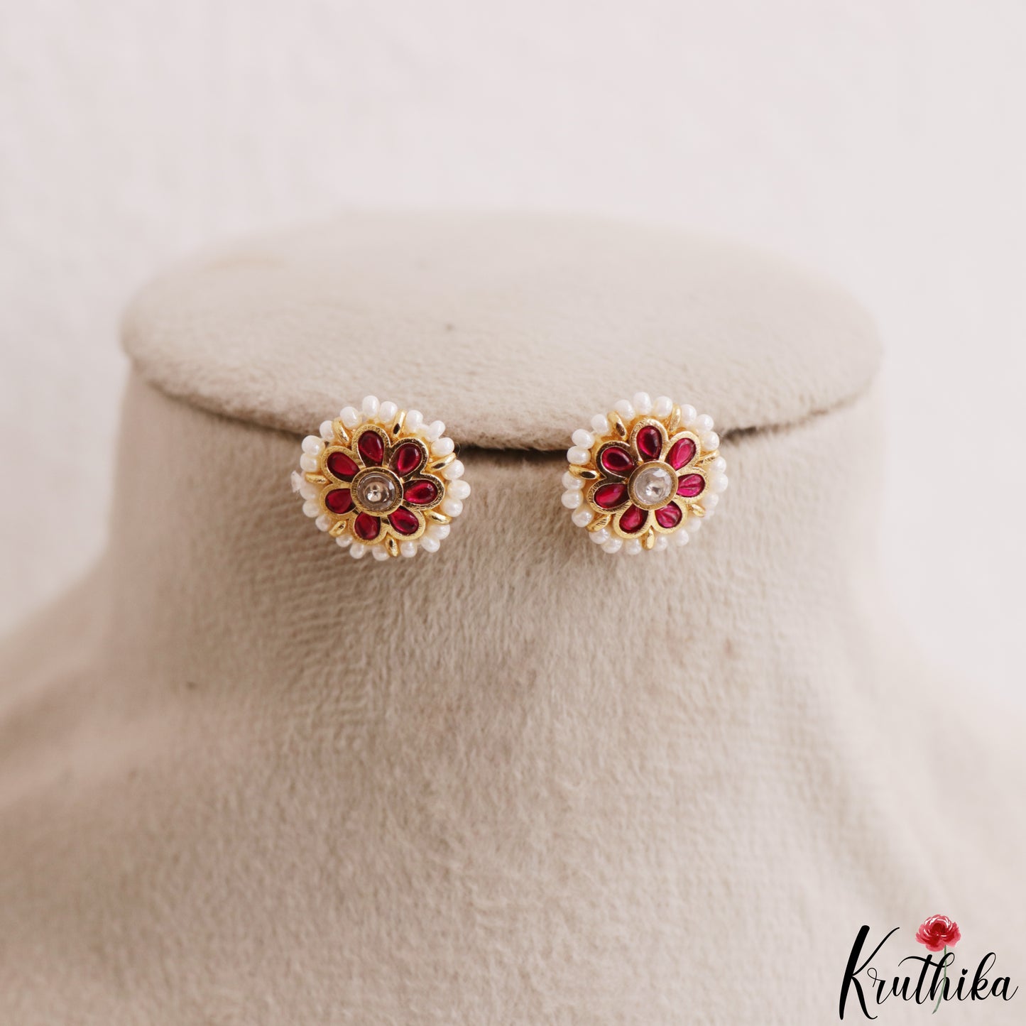 Simple Pearl Border Floral Kemp Stud Earrings E1218