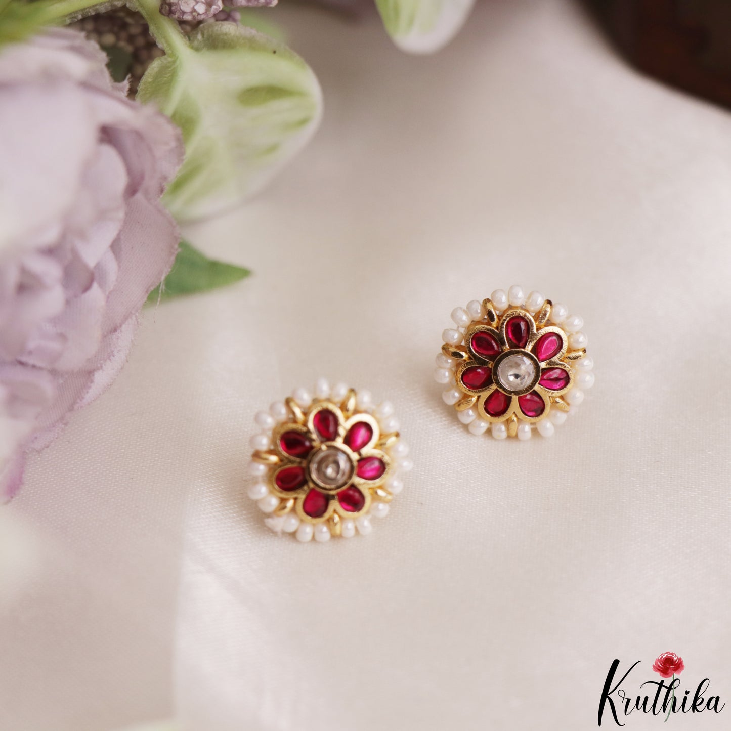 Simple Pearl Border Floral Kemp Stud Earrings E1218