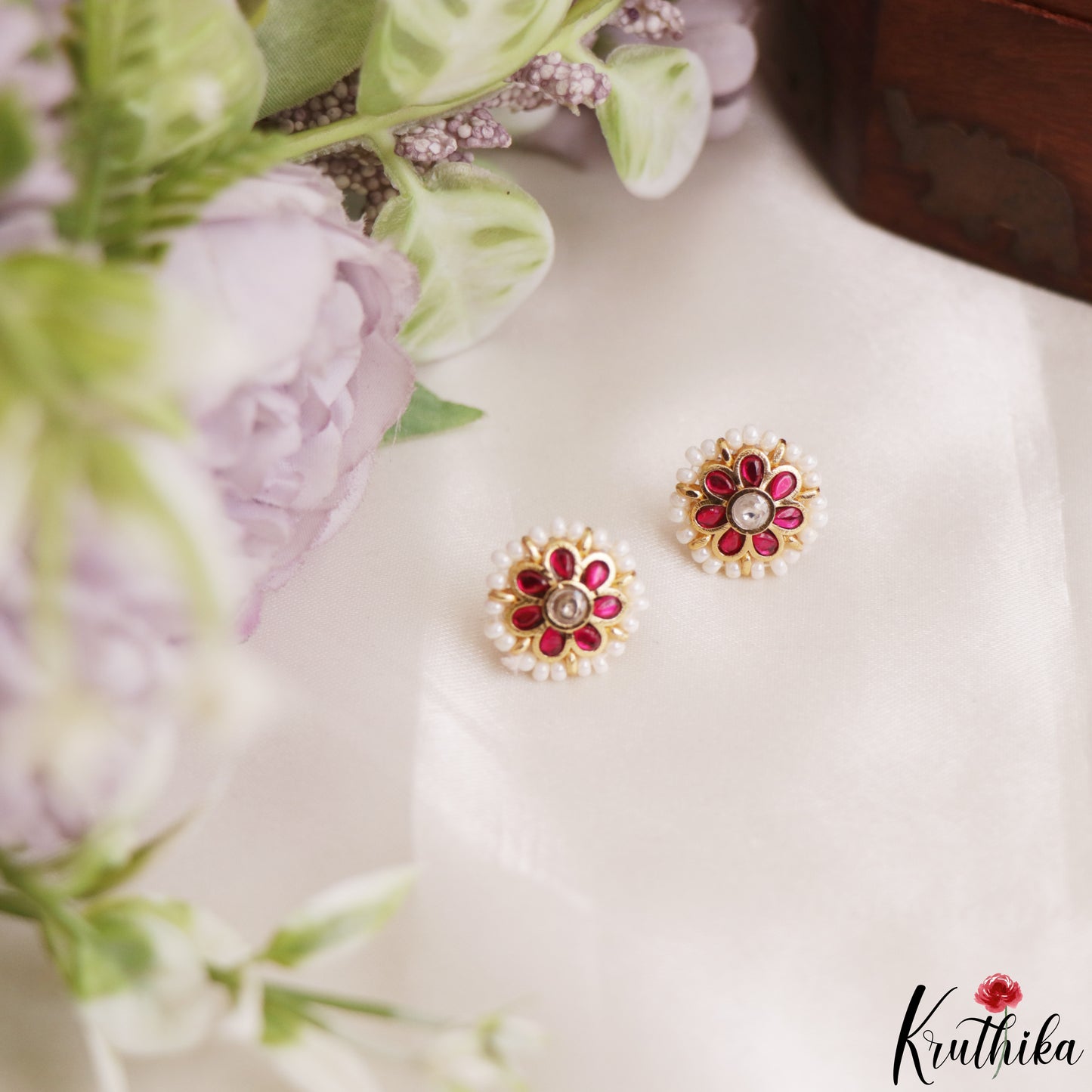 Simple Pearl Border Floral Kemp Stud Earrings E1218